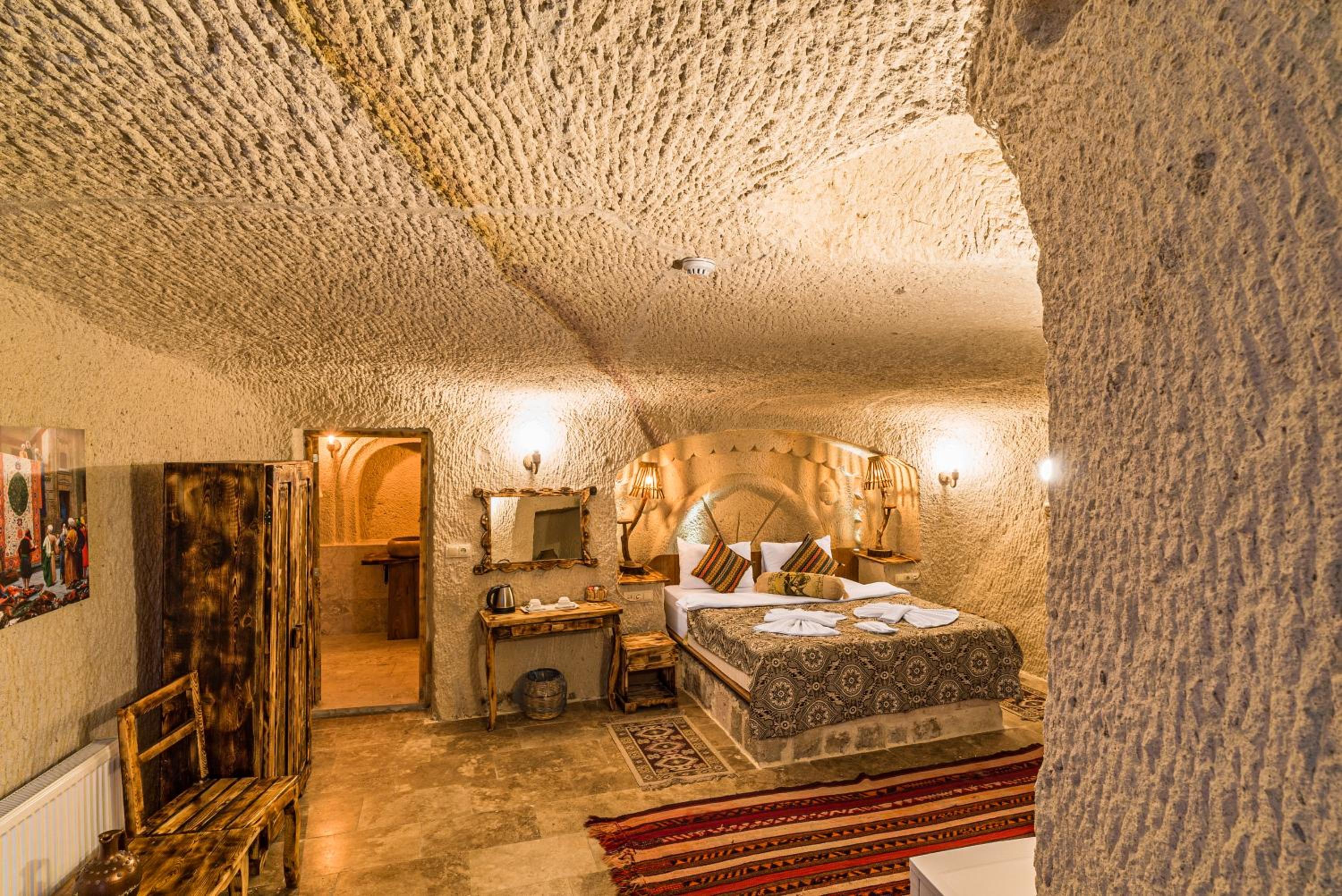 Deluxe King Suite - Photo 1
