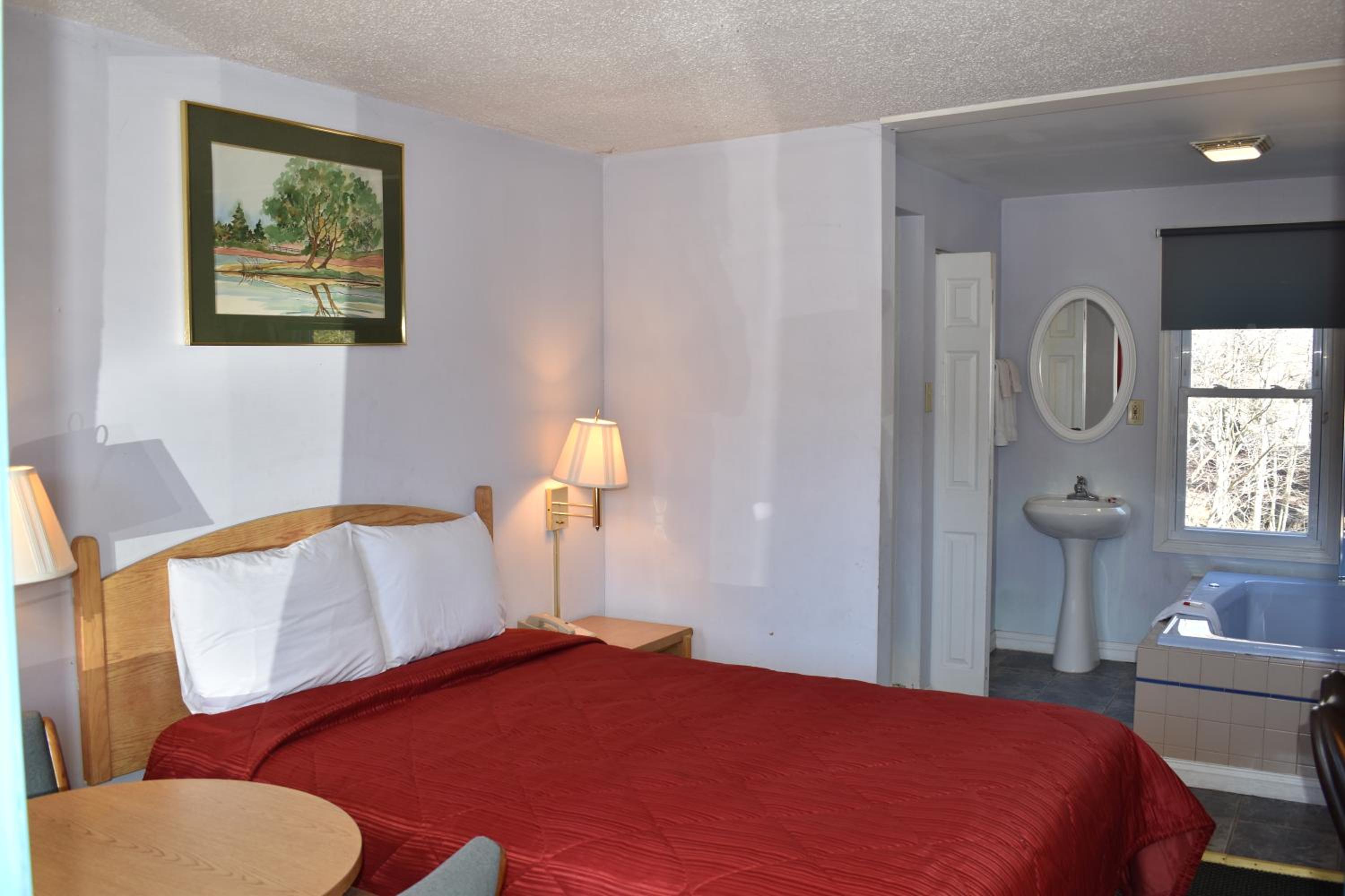 Suite with Hot Tub - Photo 5