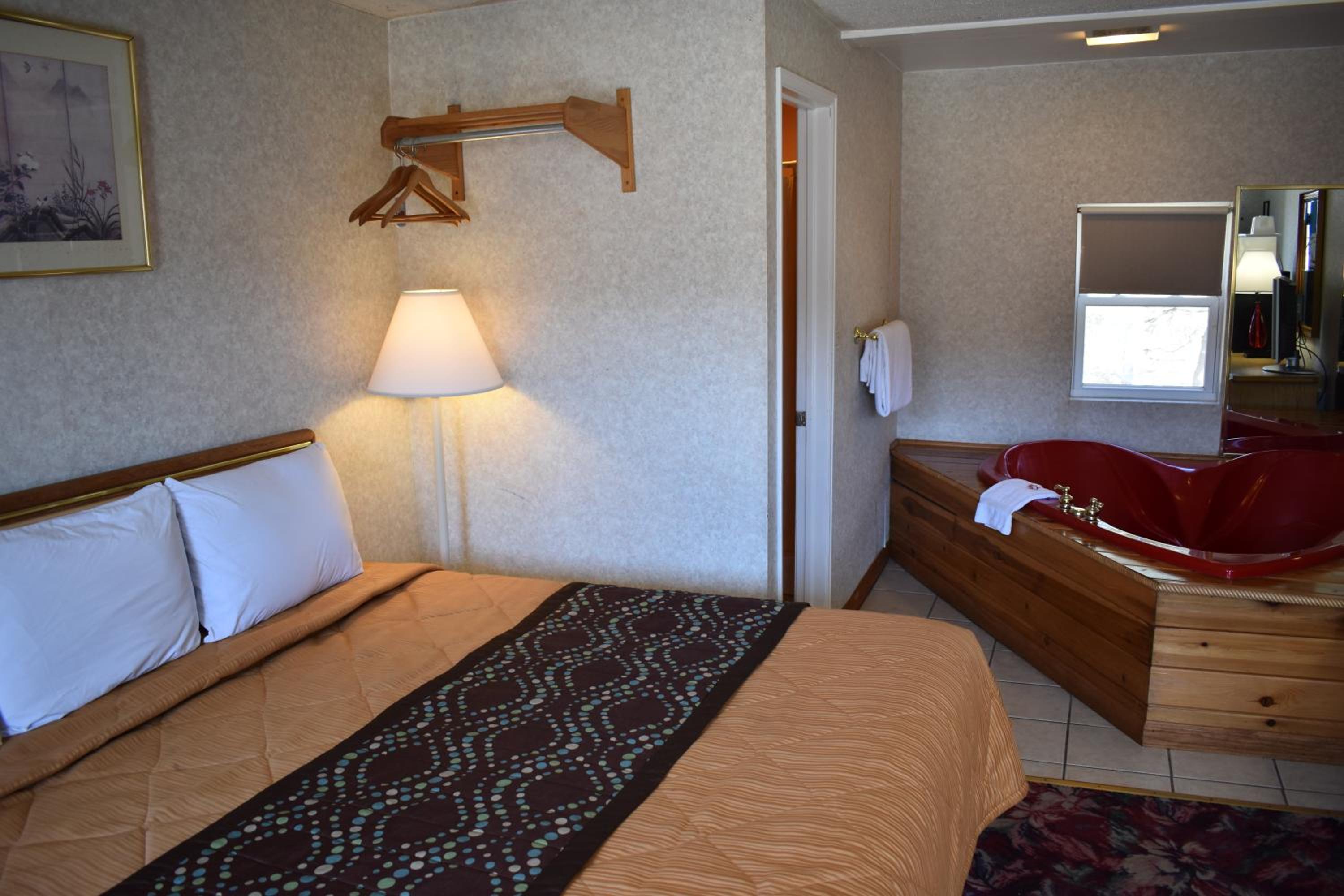 Suite with Hot Tub - Photo 1