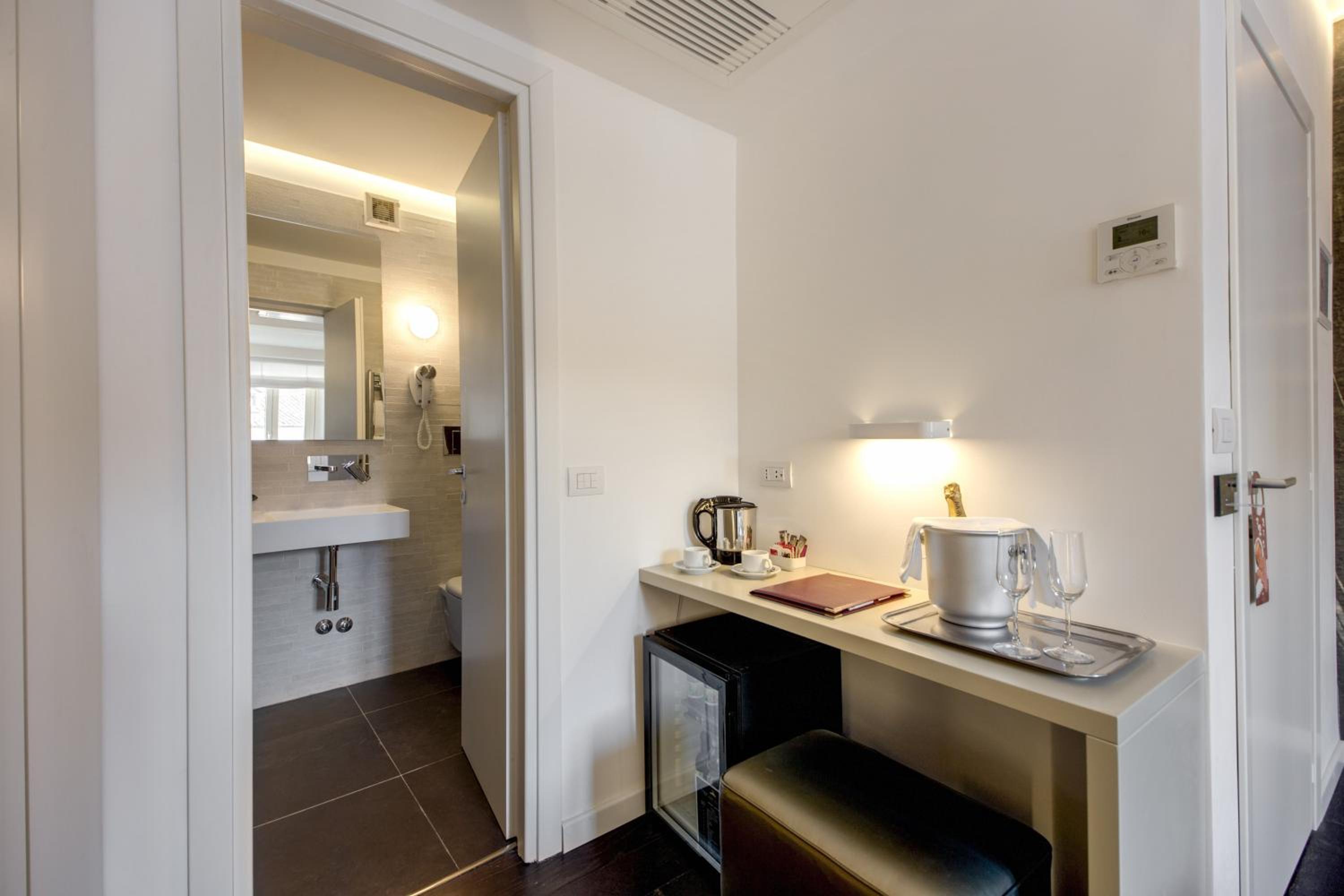 Double or Twin Room with Pantheon View thumbnail 5