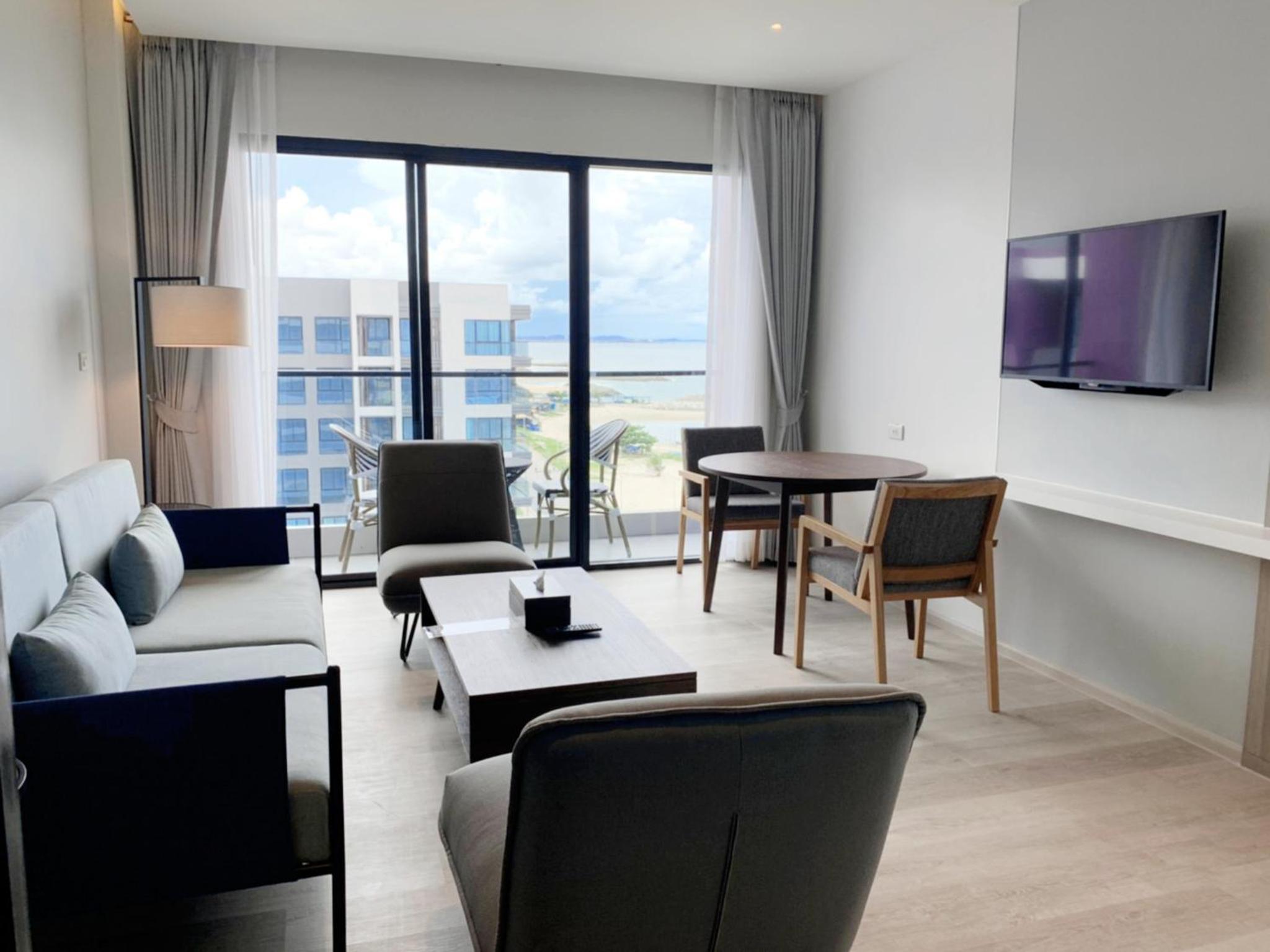 Executive Suite - Photo 5