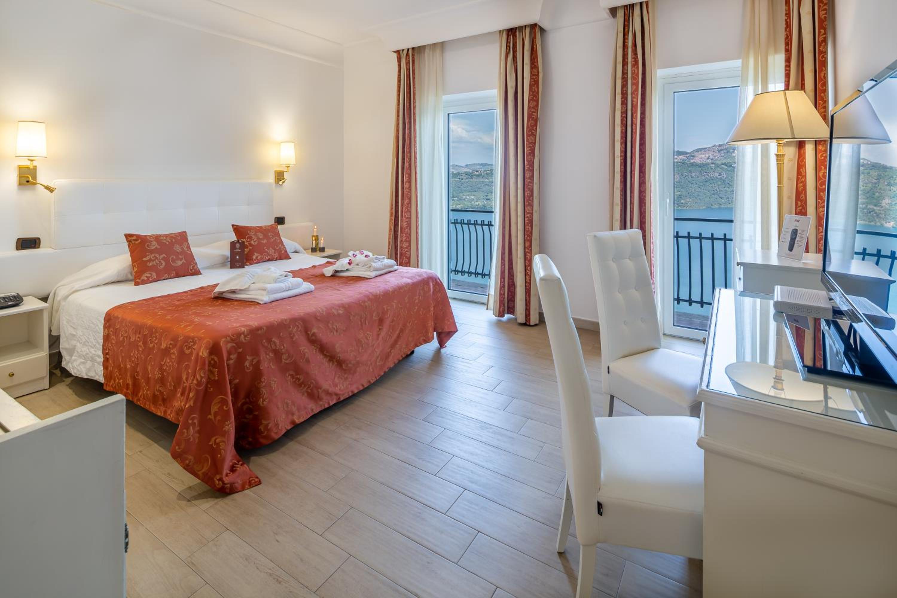 Superior Double Room with Balcony and Lake View