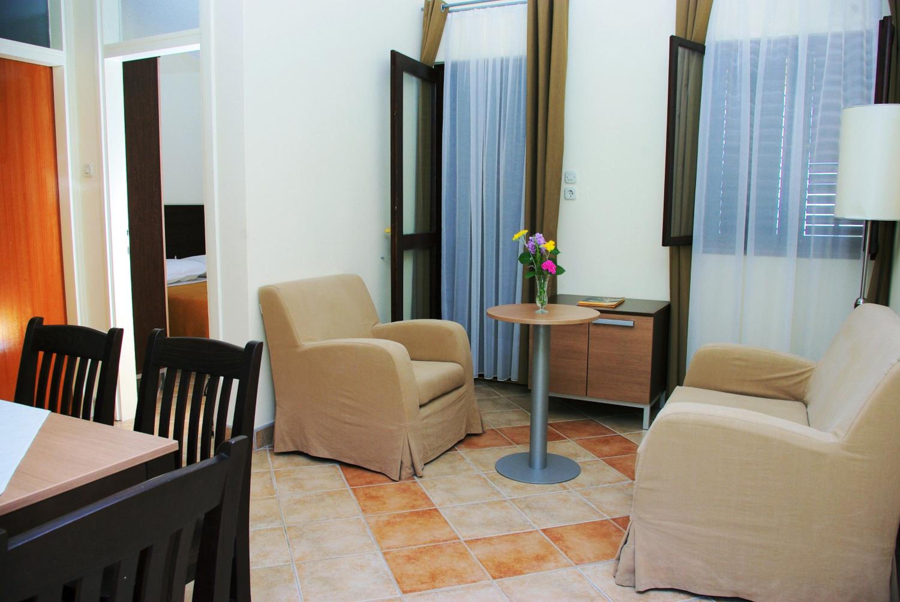 One-Bedroom Apartment - Photo 5