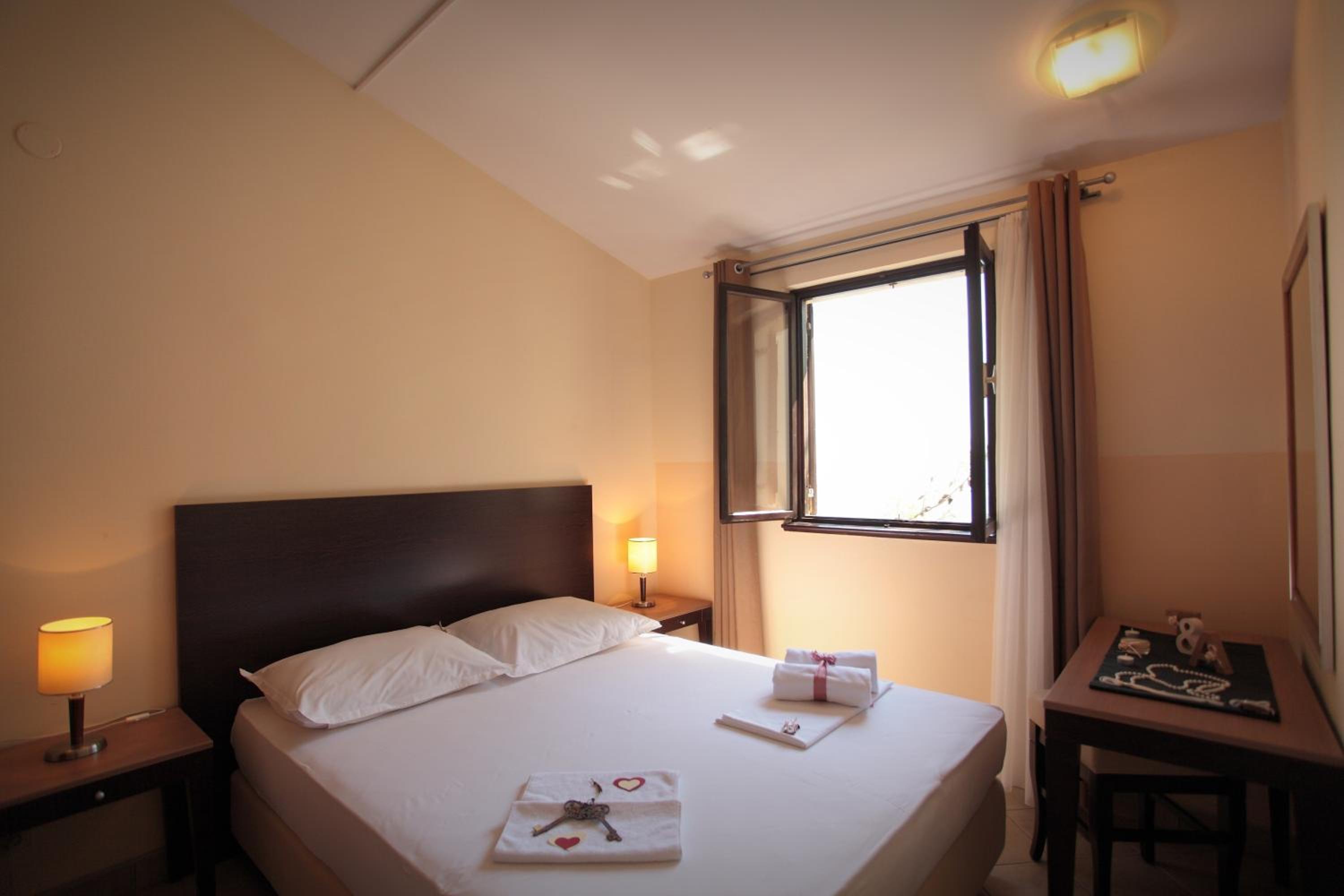 One-Bedroom Apartment - Photo 4