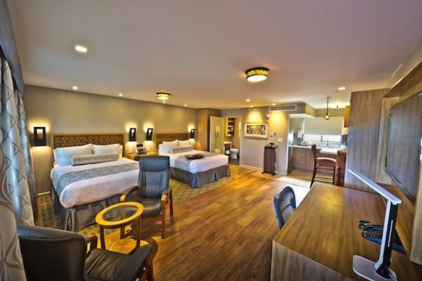 Queen Room with Two Queen Beds - Photo 9