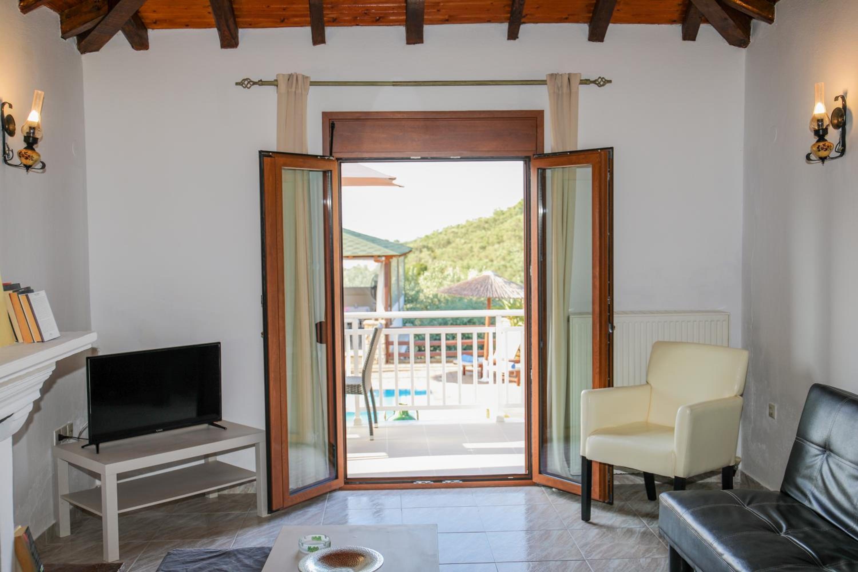 Two-Bedroom Apartment with Pool View photo 3