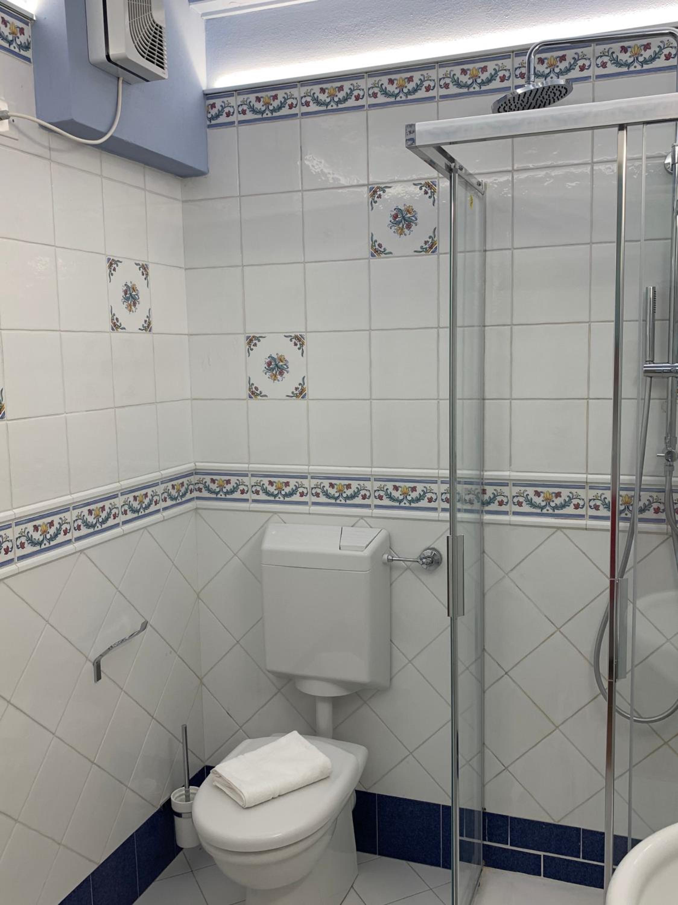 Double or Twin Room - Photo 12