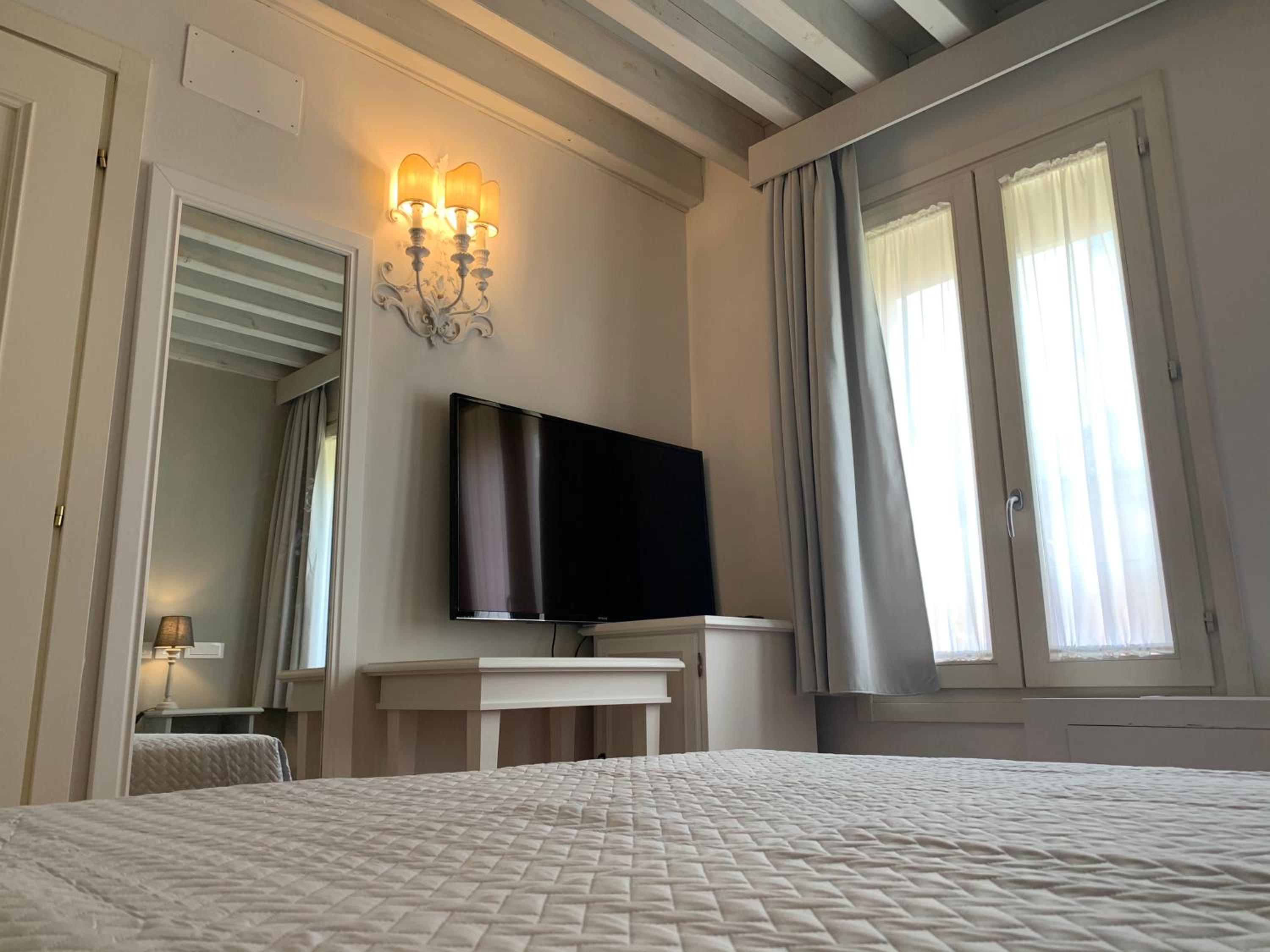 Double or Twin Room - Photo 14