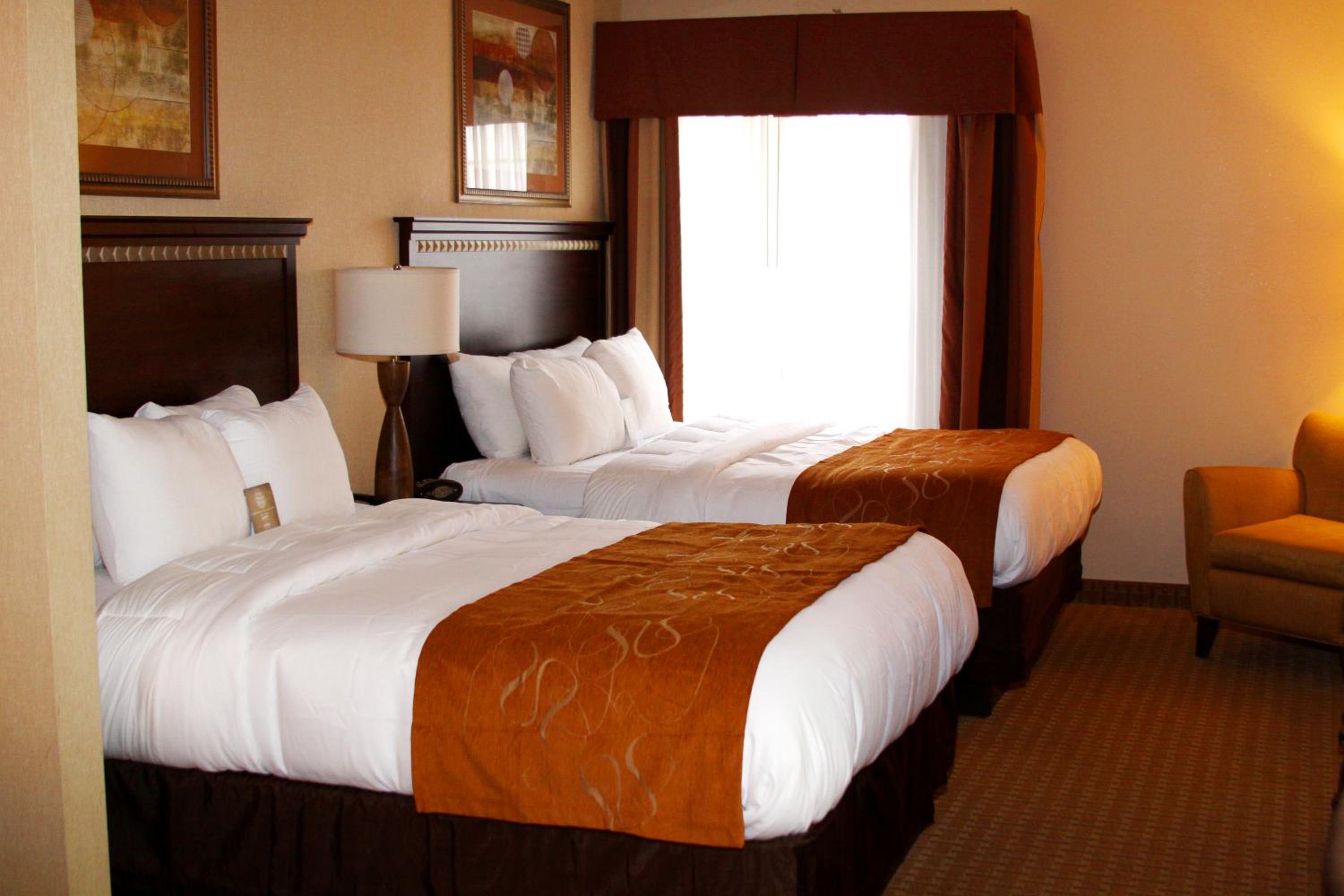 Queen Suite with Two Queen Beds - Non-Smoking - Photo 3