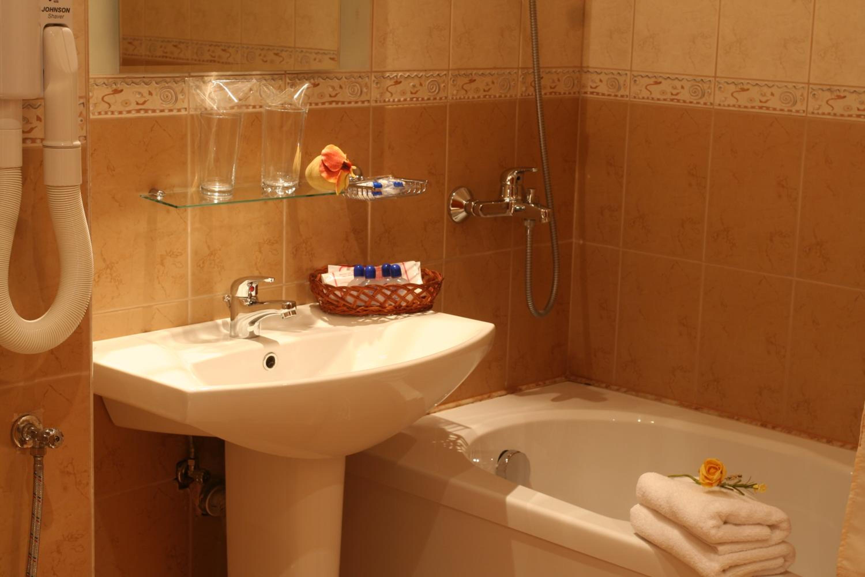 Twin Room with Balcony - Photo 6