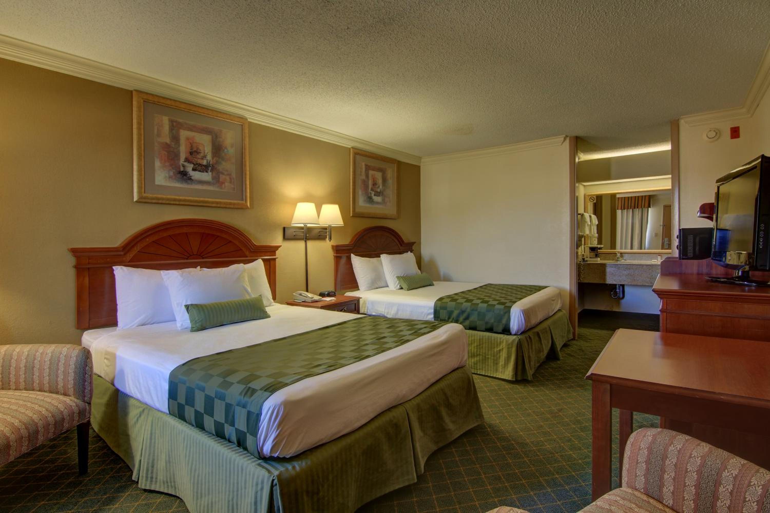 Queen Room with Two Queen Beds - Non-Smoking - Photo 2