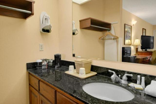 King Room - Disability Access/Non-Smoking - Photo 2
