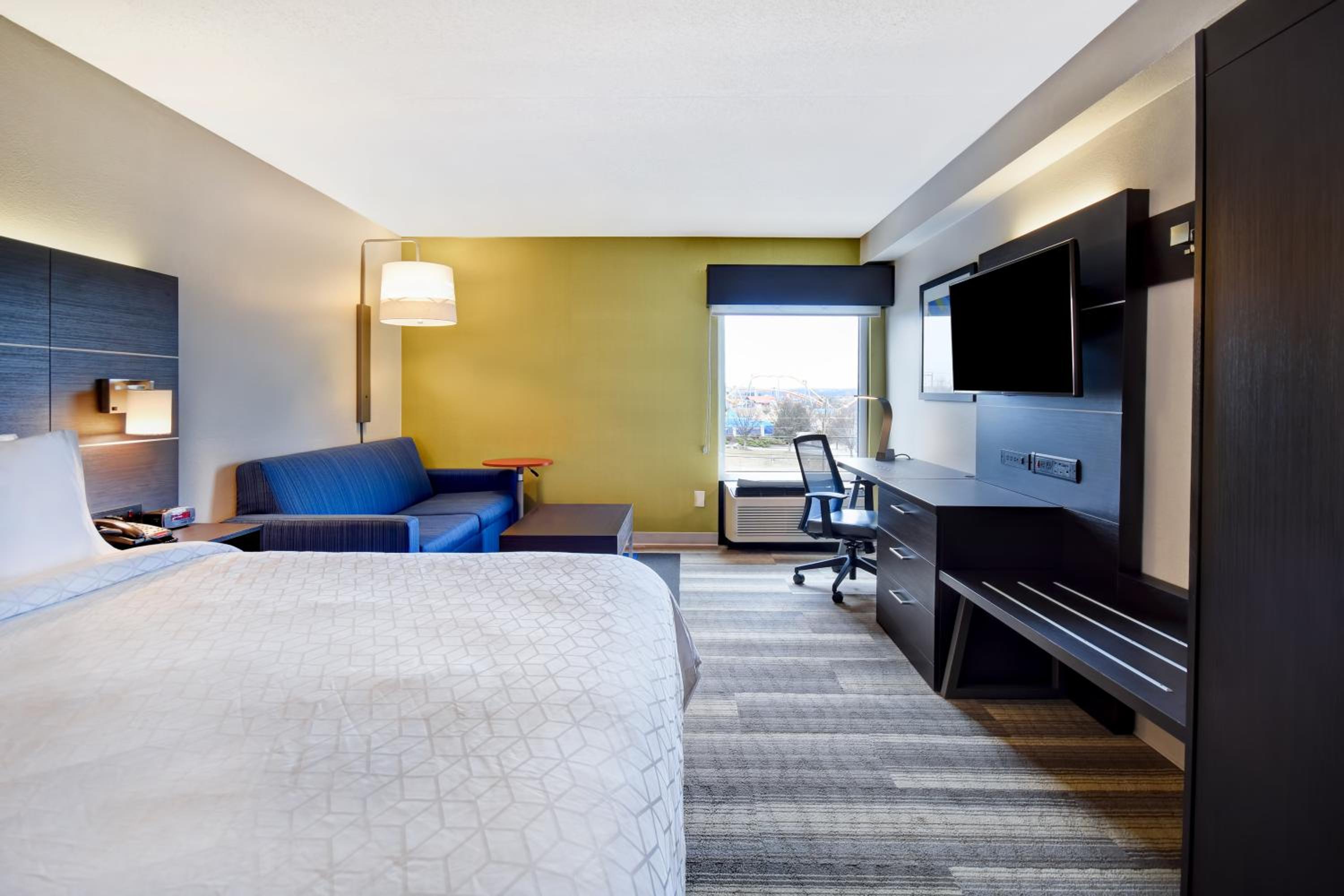 Standard King Room with Sofa Bed - Photo 1