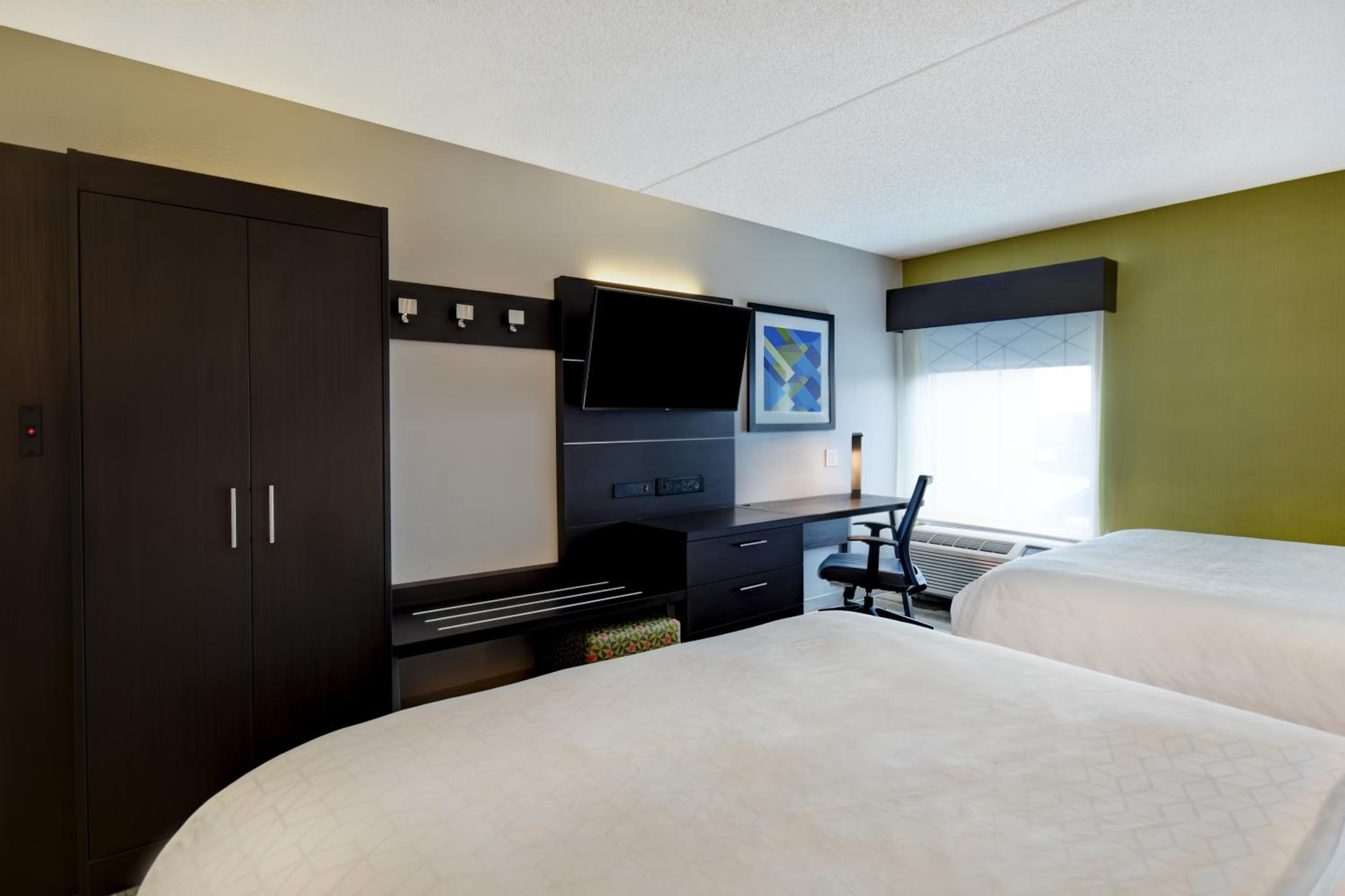 Standard Room with Two Queen Beds - Photo 5
