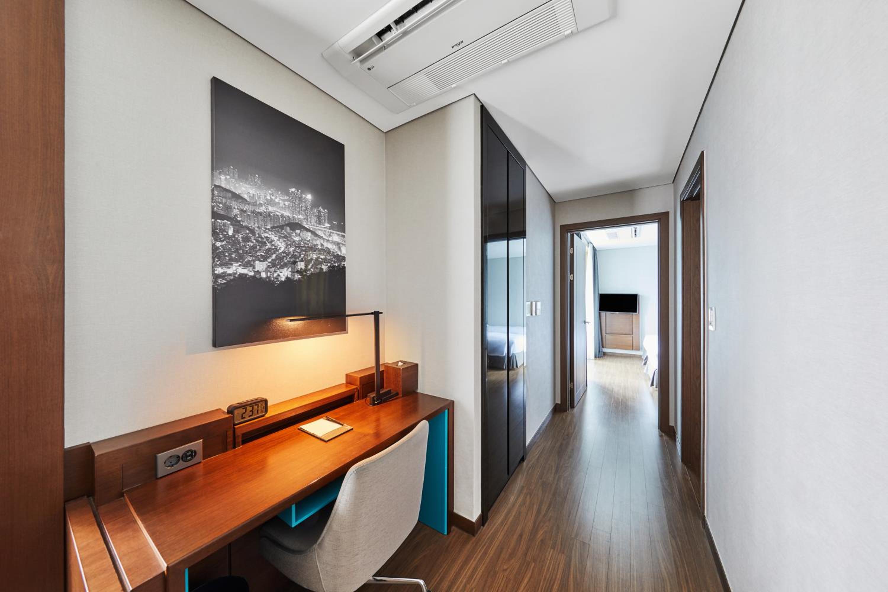 Deluxe Suite Twin Room - high floor photo 1