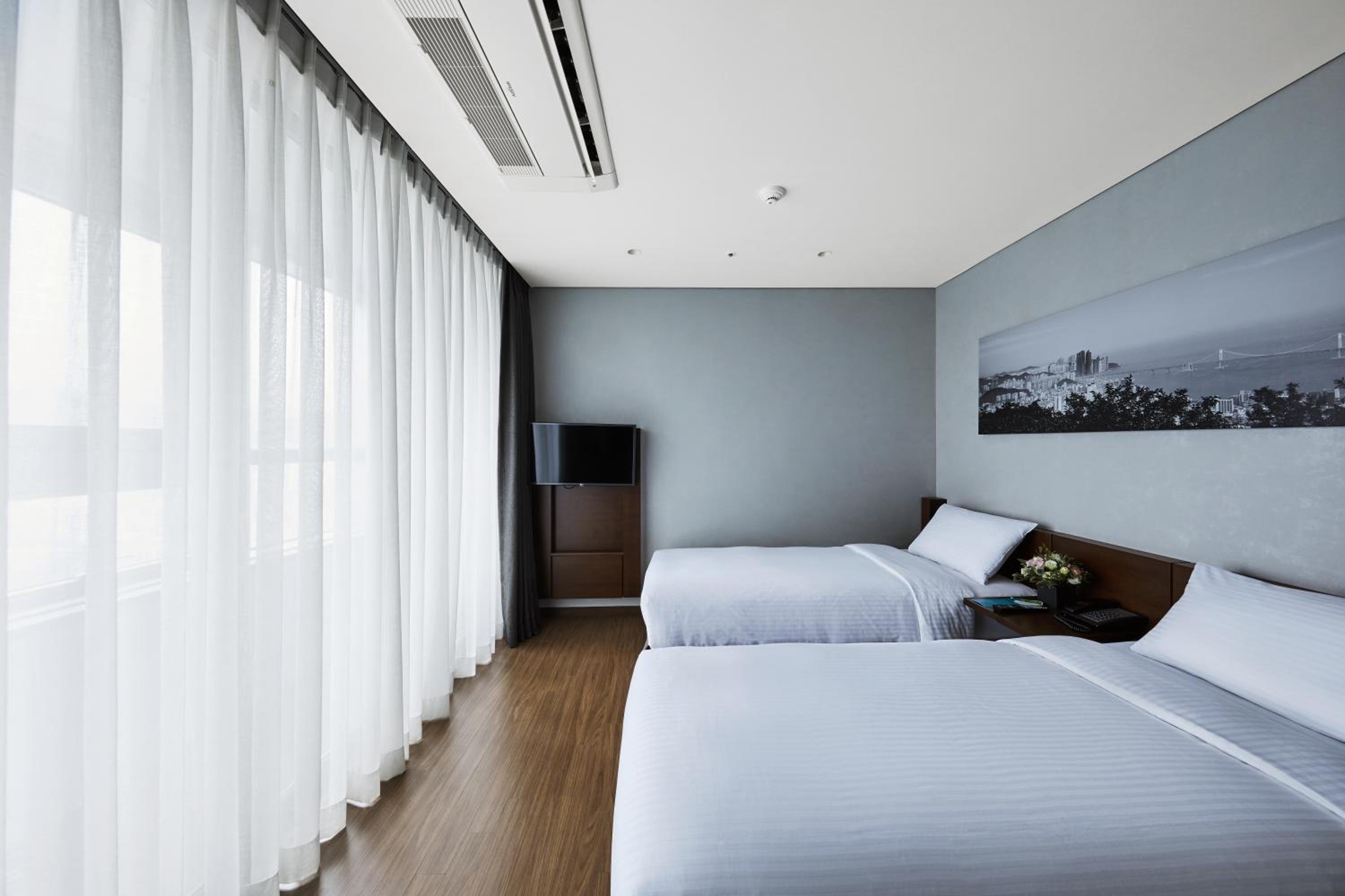 Deluxe Suite Twin Room - high floor photo 2