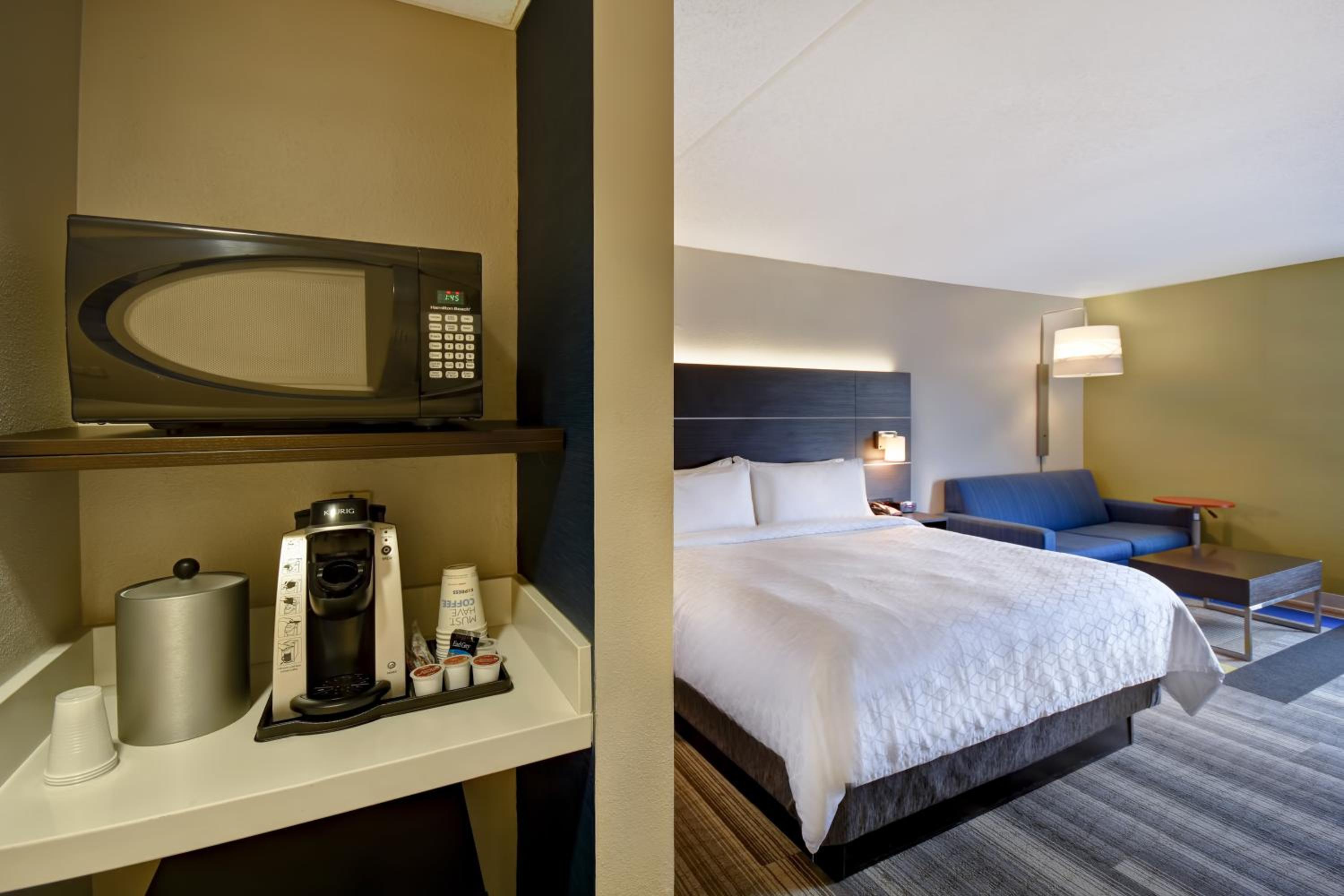 Standard King Room with Sofa Bed - Photo 2