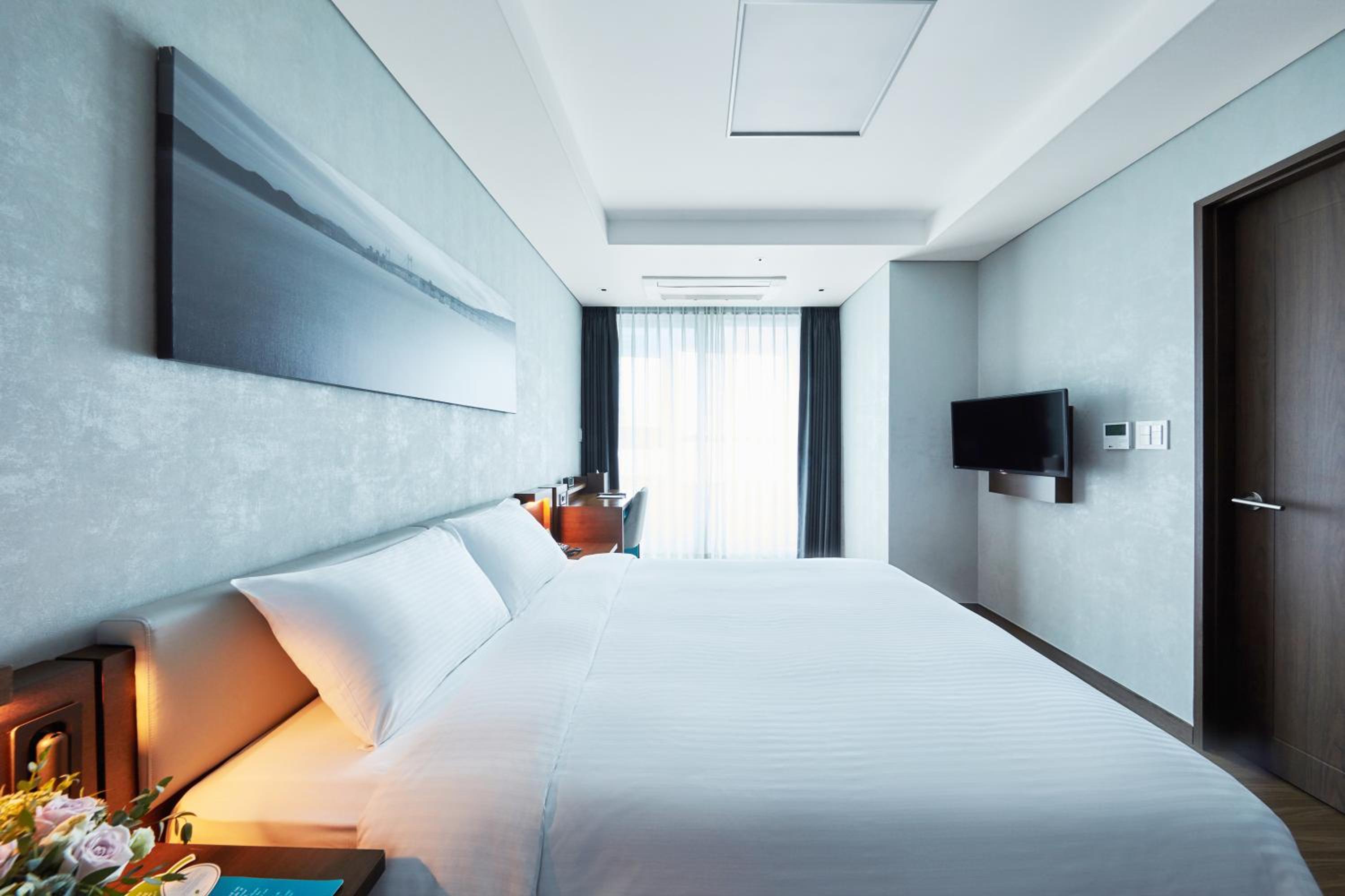 Half Ocean Suite Double Room with Partial sea view - high floor photo 1