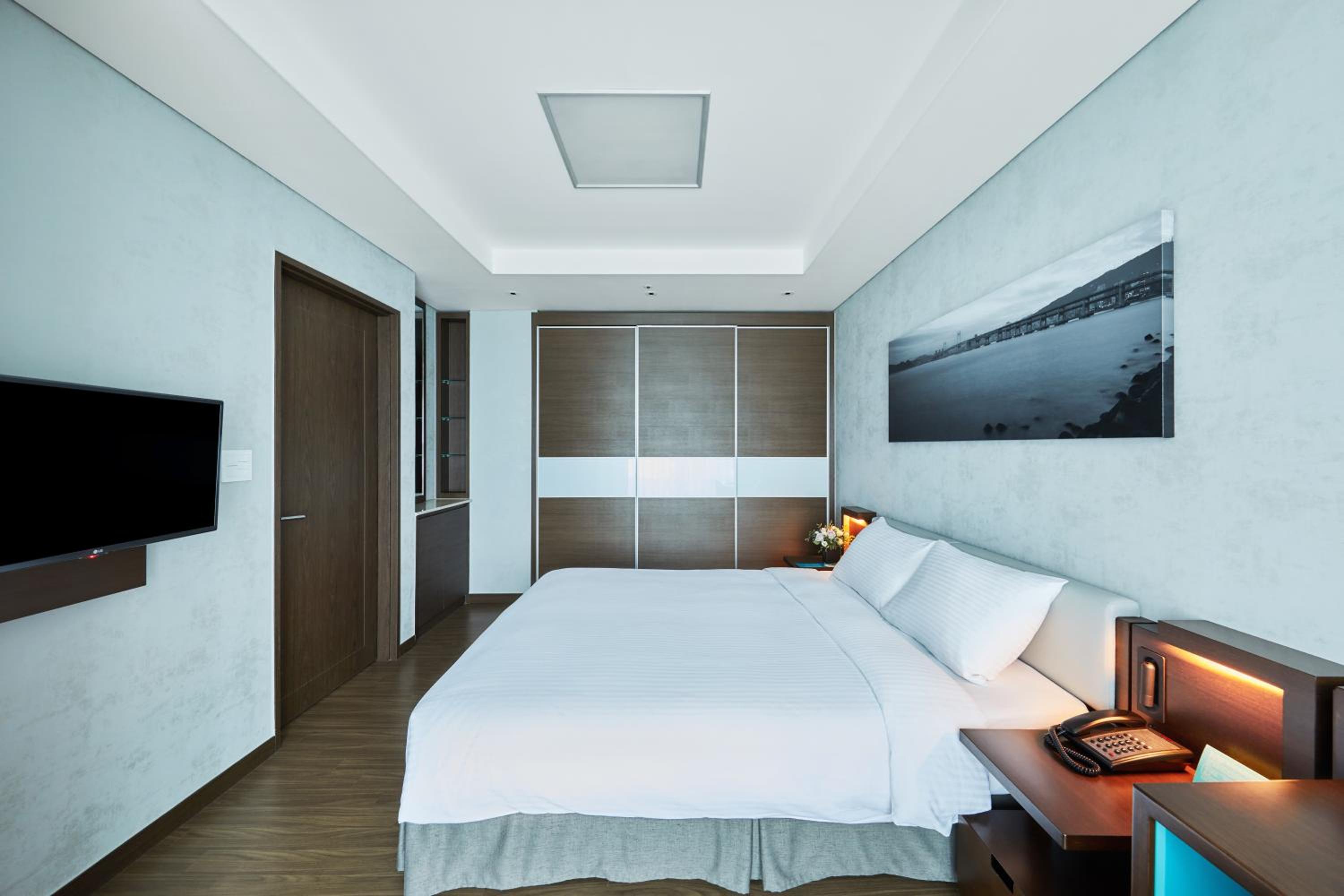 Half Ocean Suite Double Room with Partial sea view - high floor photo 2