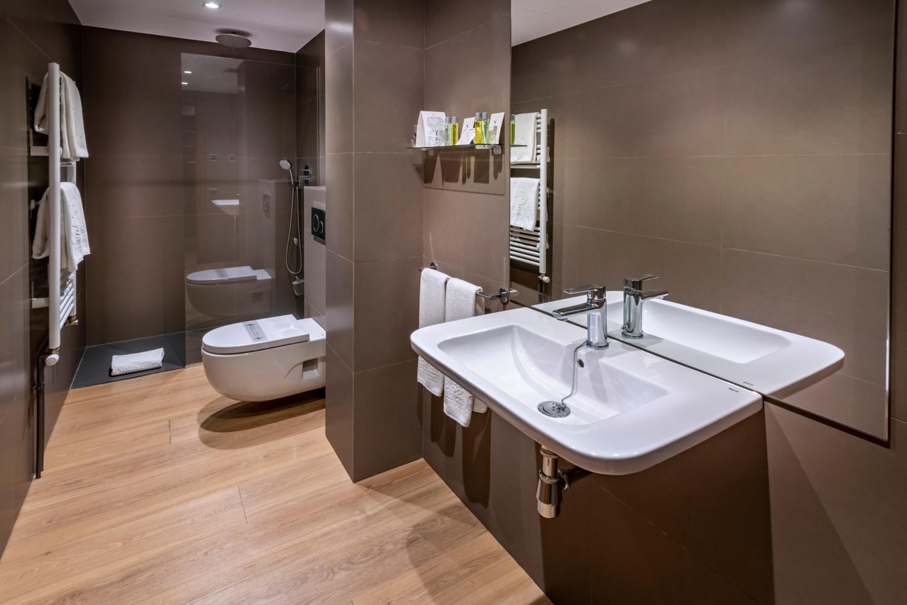 Double or Twin Room - Photo 9