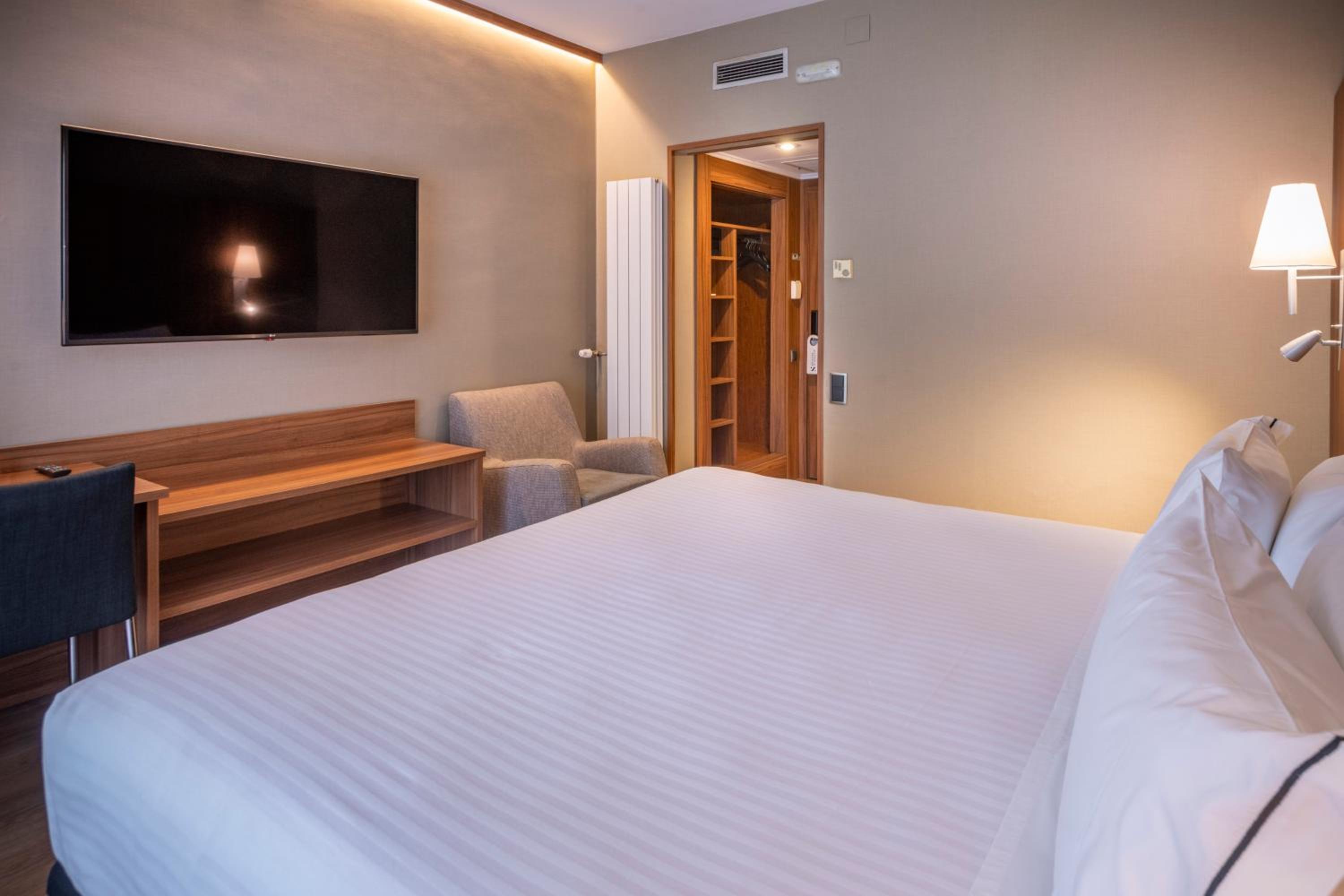 Double or Twin Room - Photo 8
