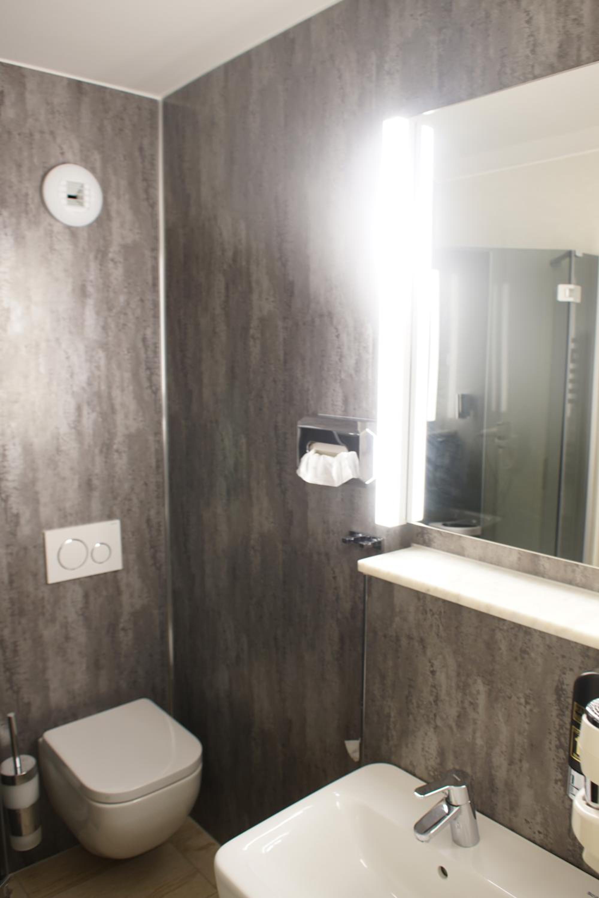 Single Room with Bathroom photo 2