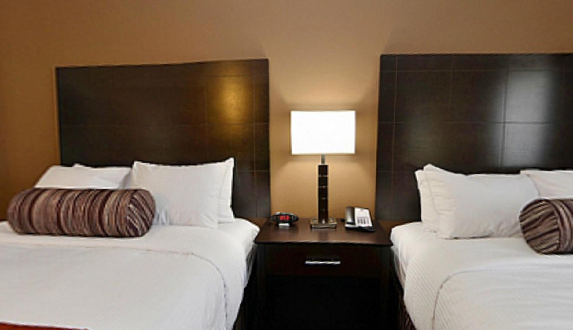 Queen Room with Two Queen Beds - Non-Smoking - Photo 2