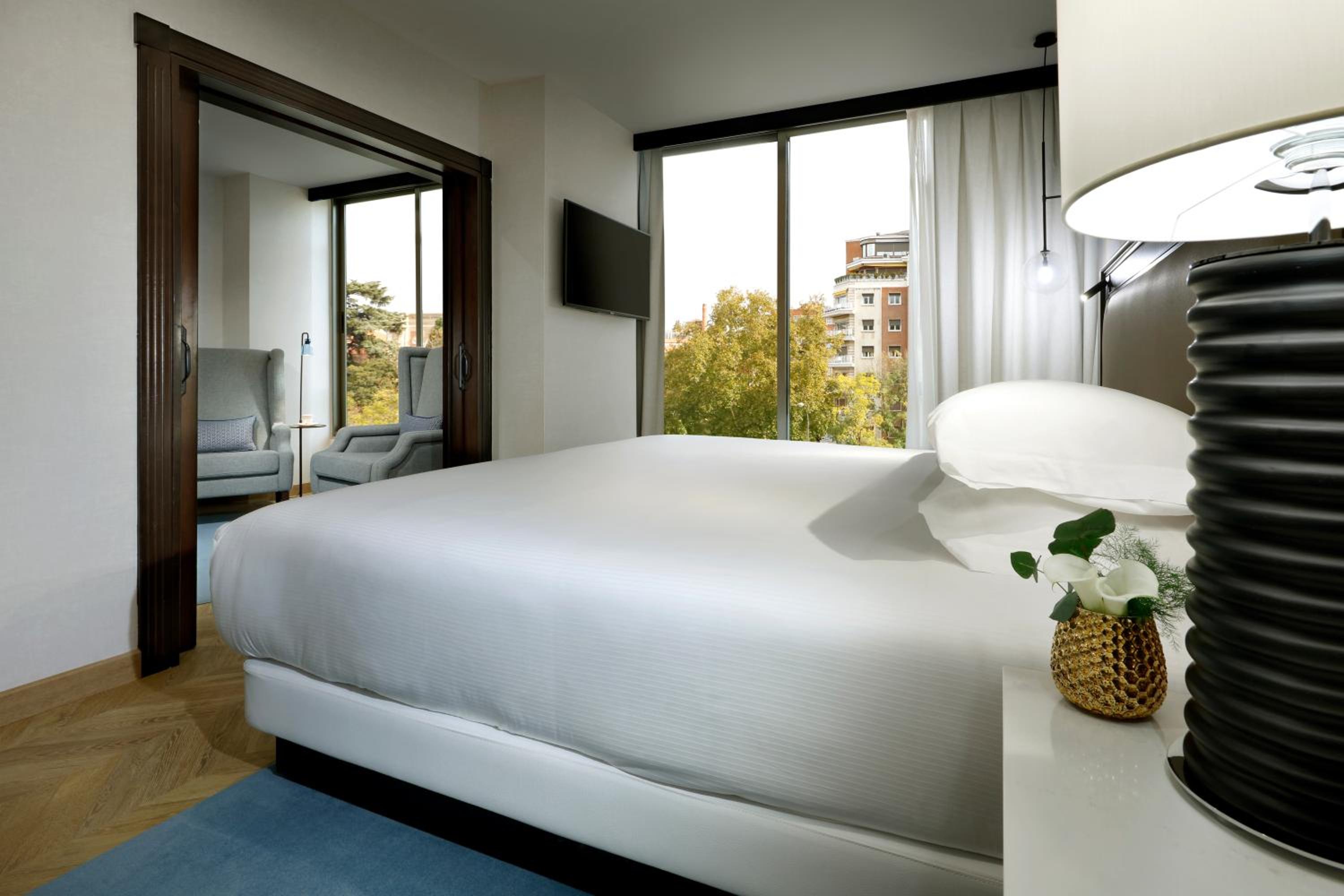 Regency King Suite with Club Access - Photo 3