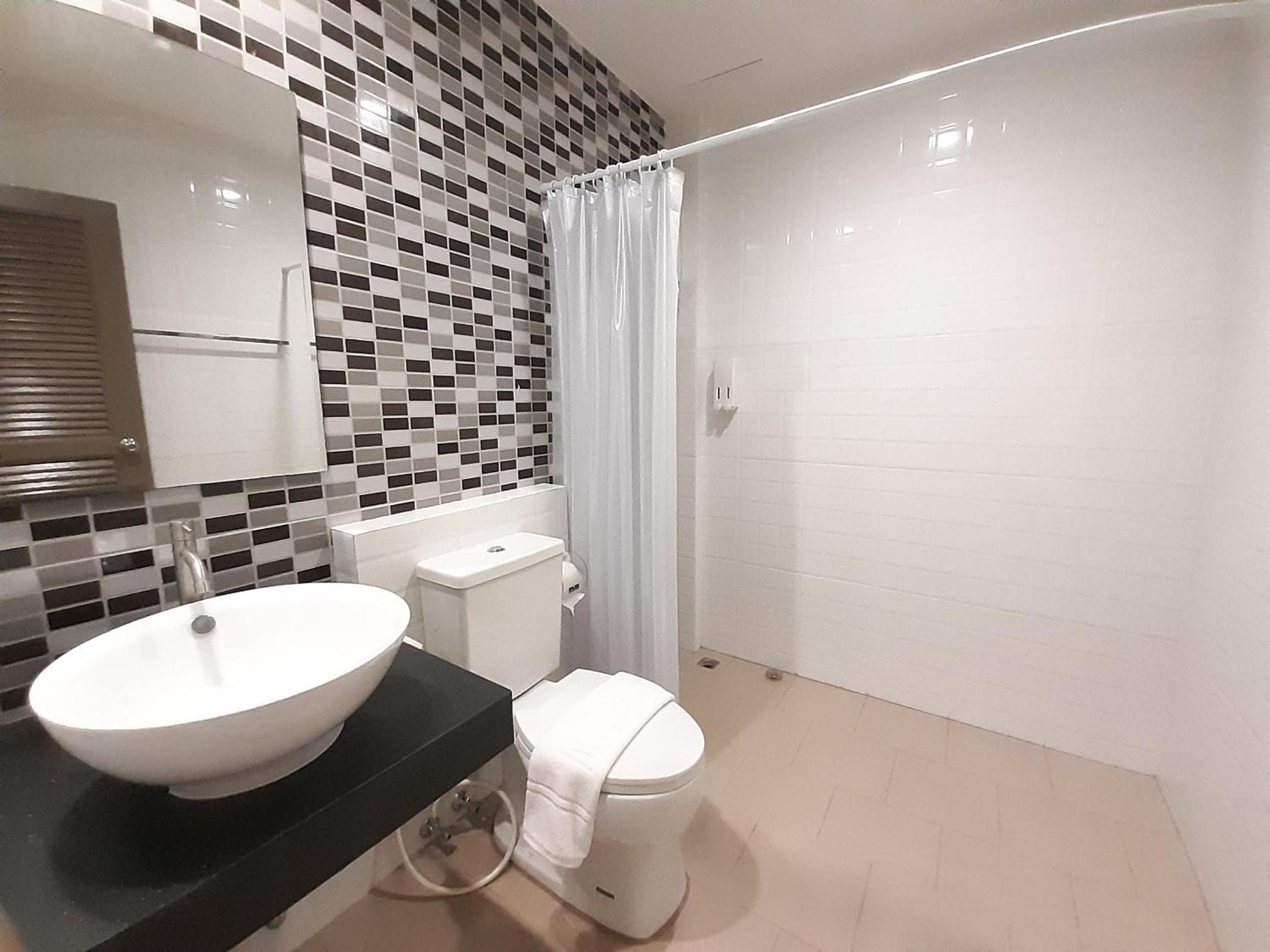 Standard Suite - Photo 3