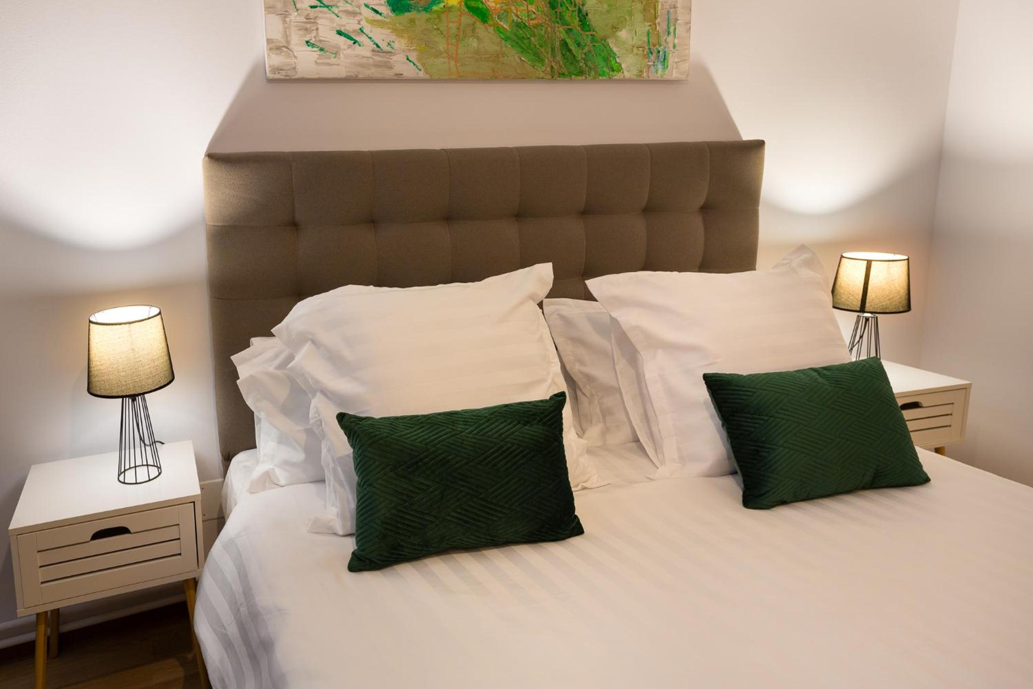 Deluxe King Room - Photo 7
