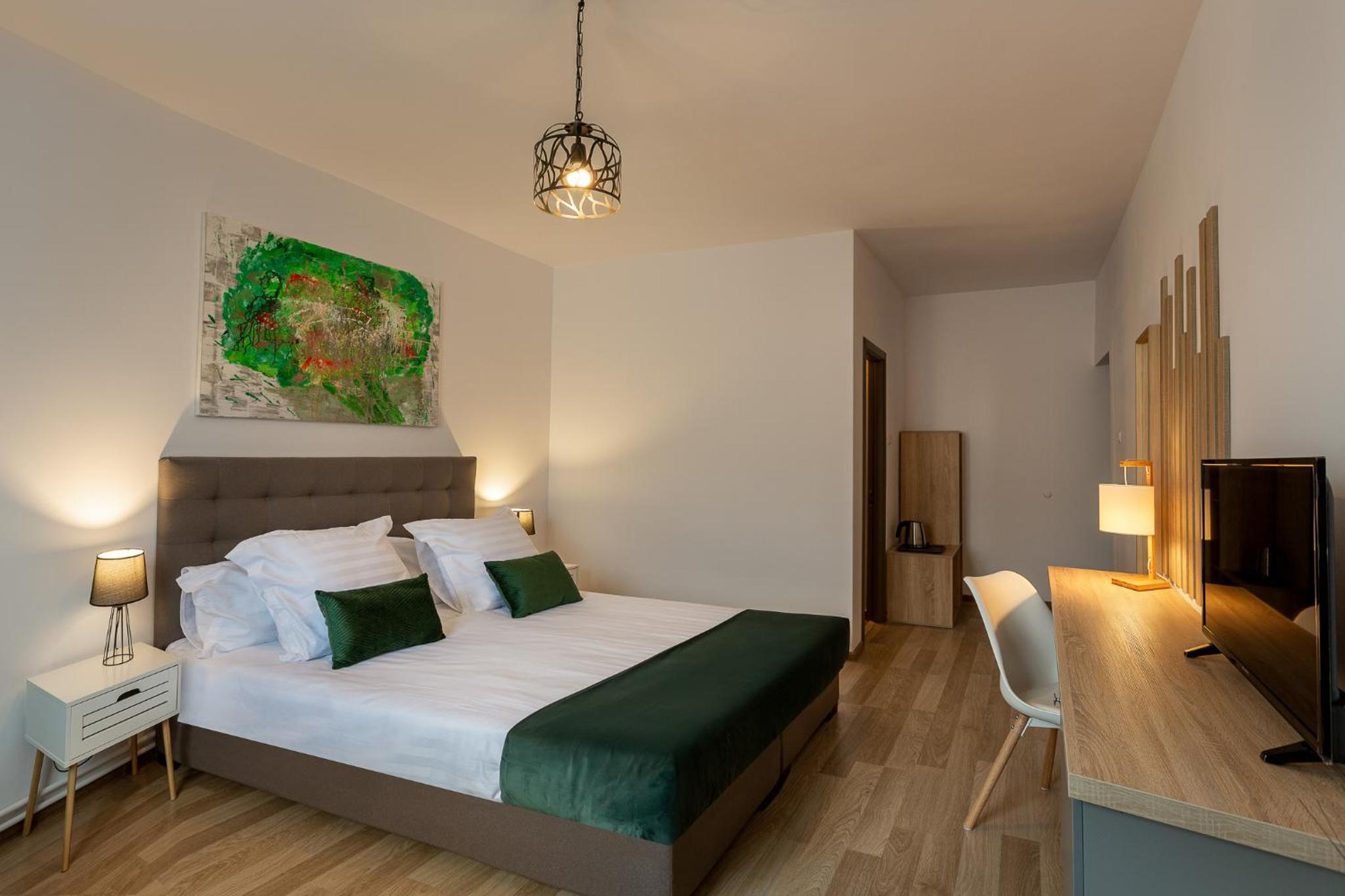 Deluxe King Room - Photo 8