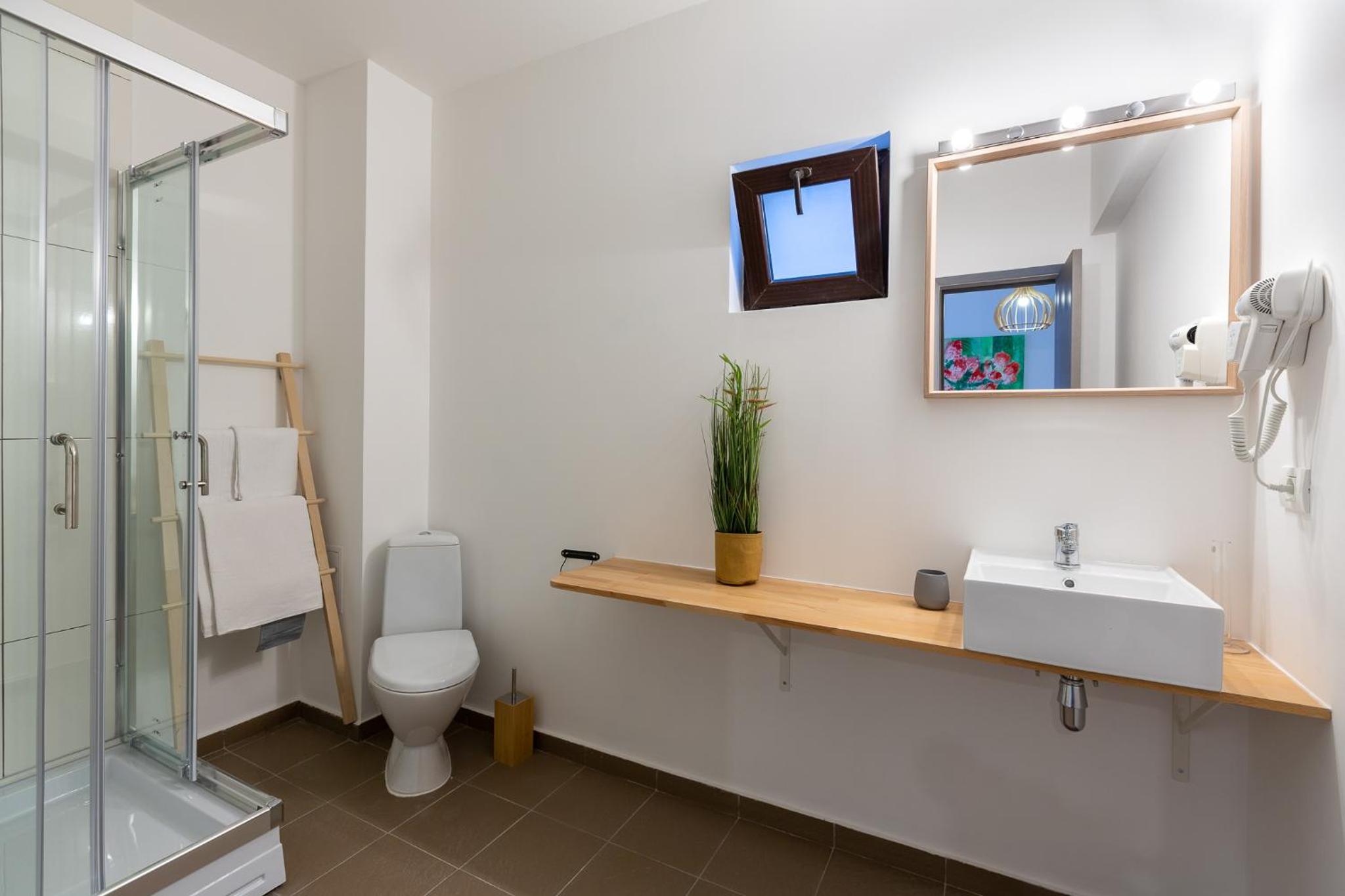 Deluxe Junior Suite - Photo 9