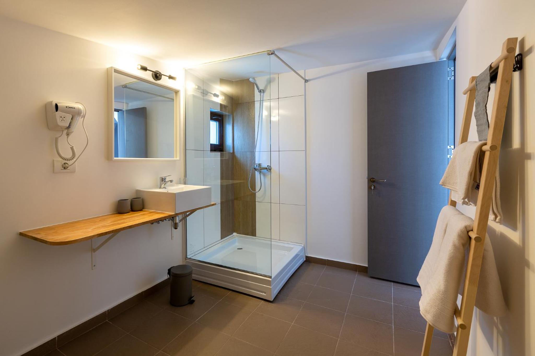 Apartment with Terrace - Photo 7