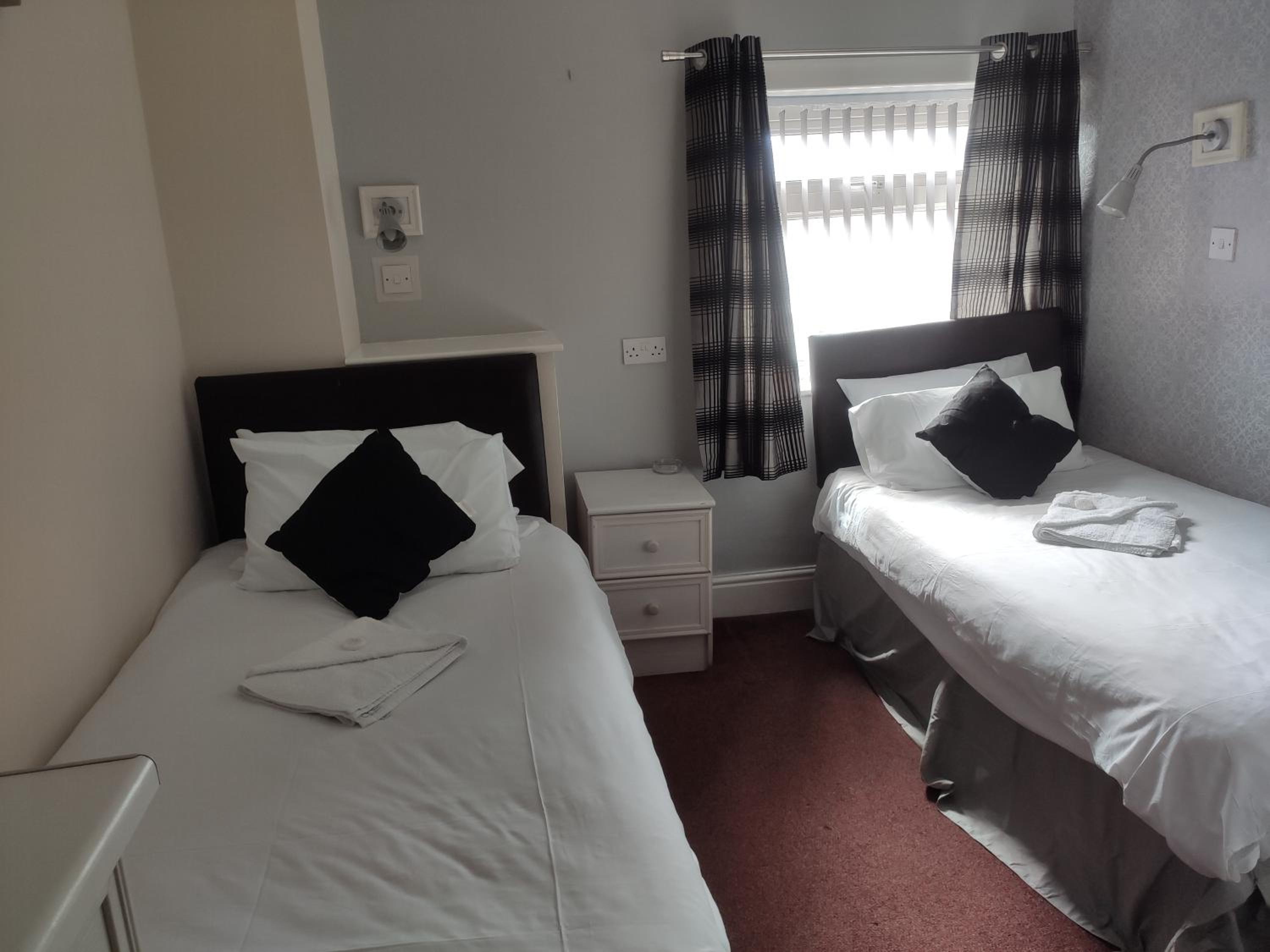 Twin Room with Private Bathroom - Photo 1