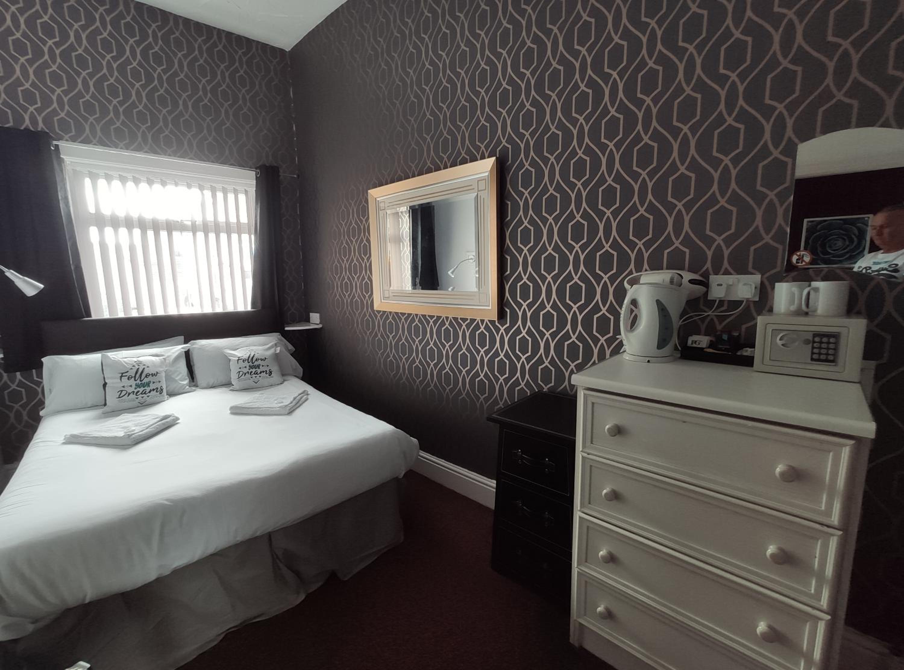 Double Room with Private Bathroom - Photo 2