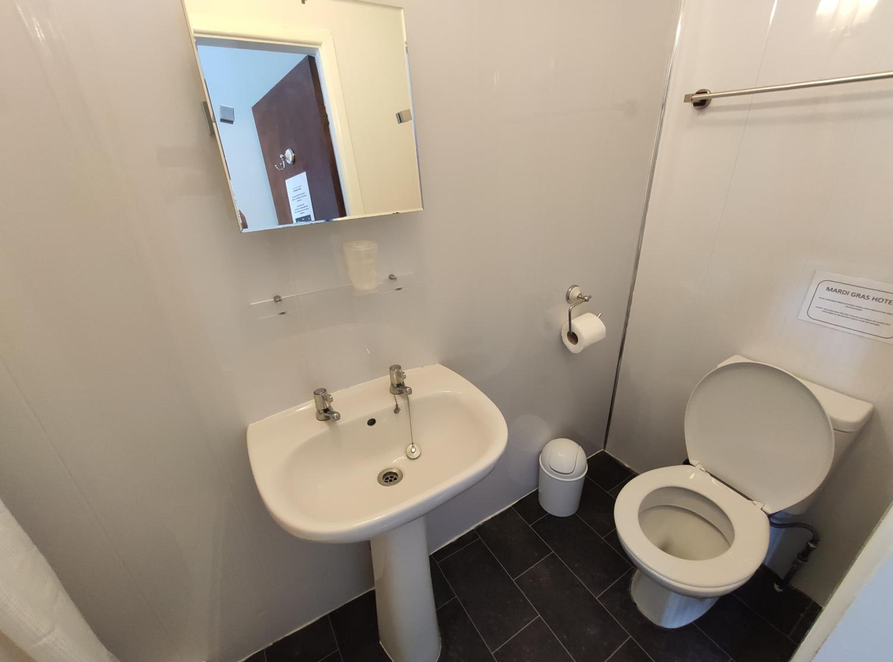 Double Room with Private Bathroom - Photo 8