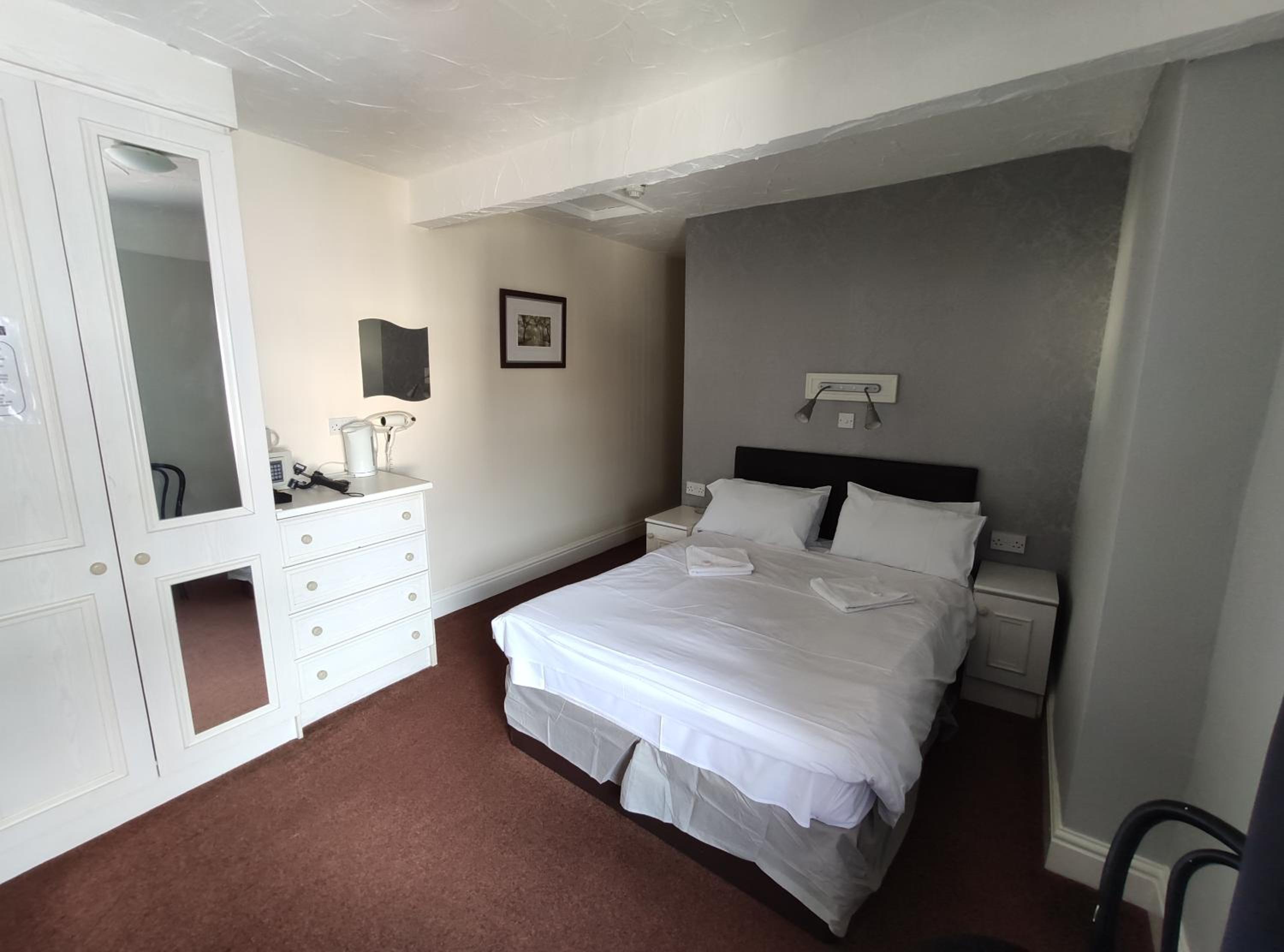 Double Room with Private Bathroom - Photo 9