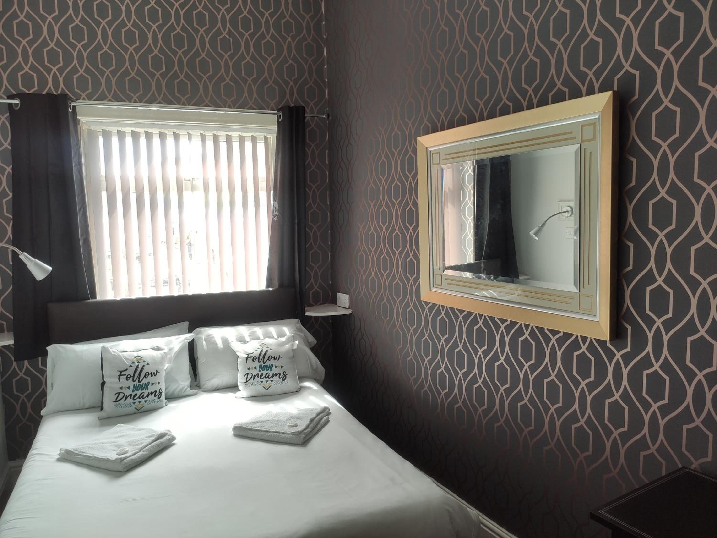 Double Room with Private Bathroom - Photo 1