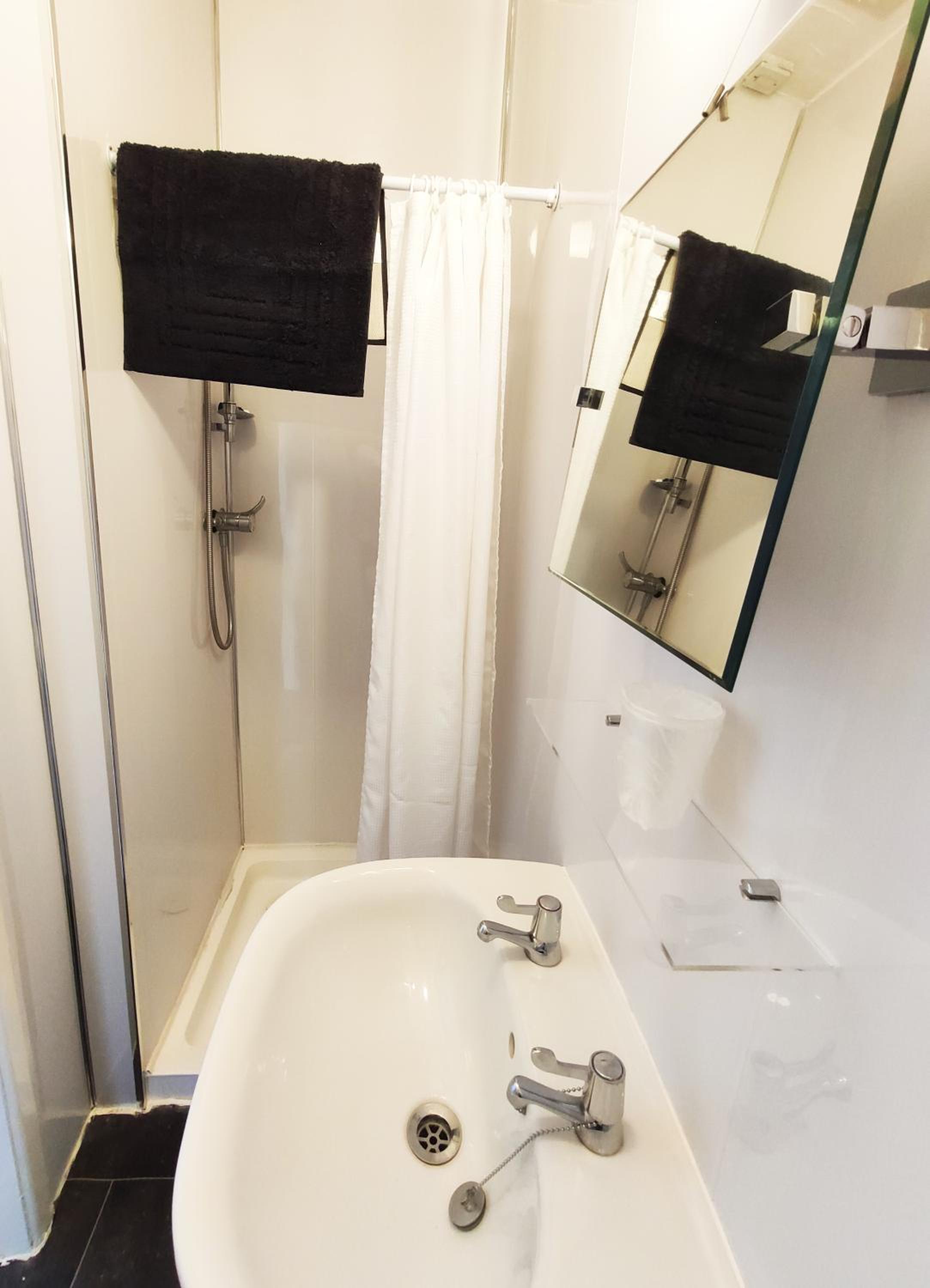 Double Room with Private Bathroom - Photo 10