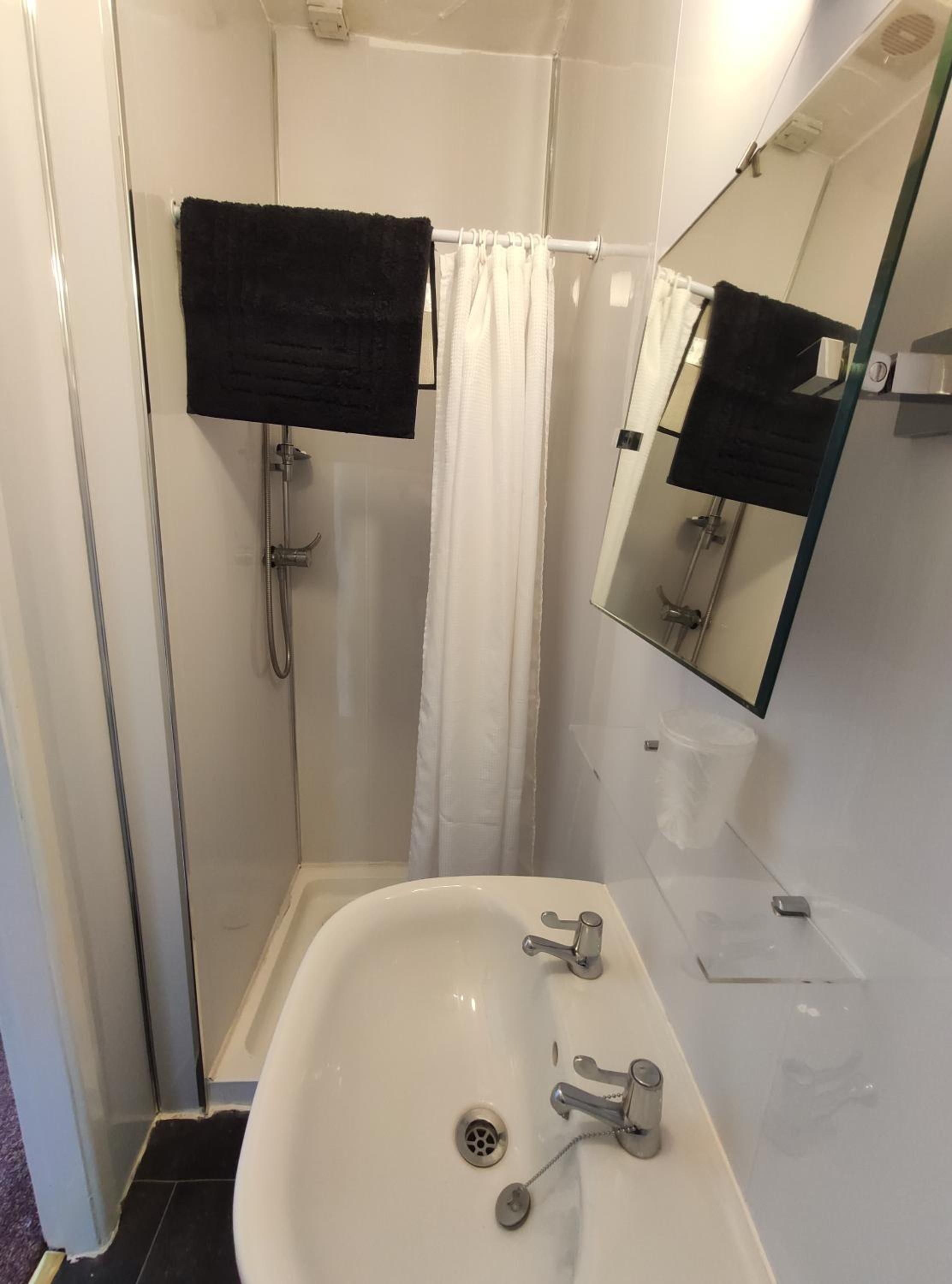 Double Room with Private Bathroom - Photo 6