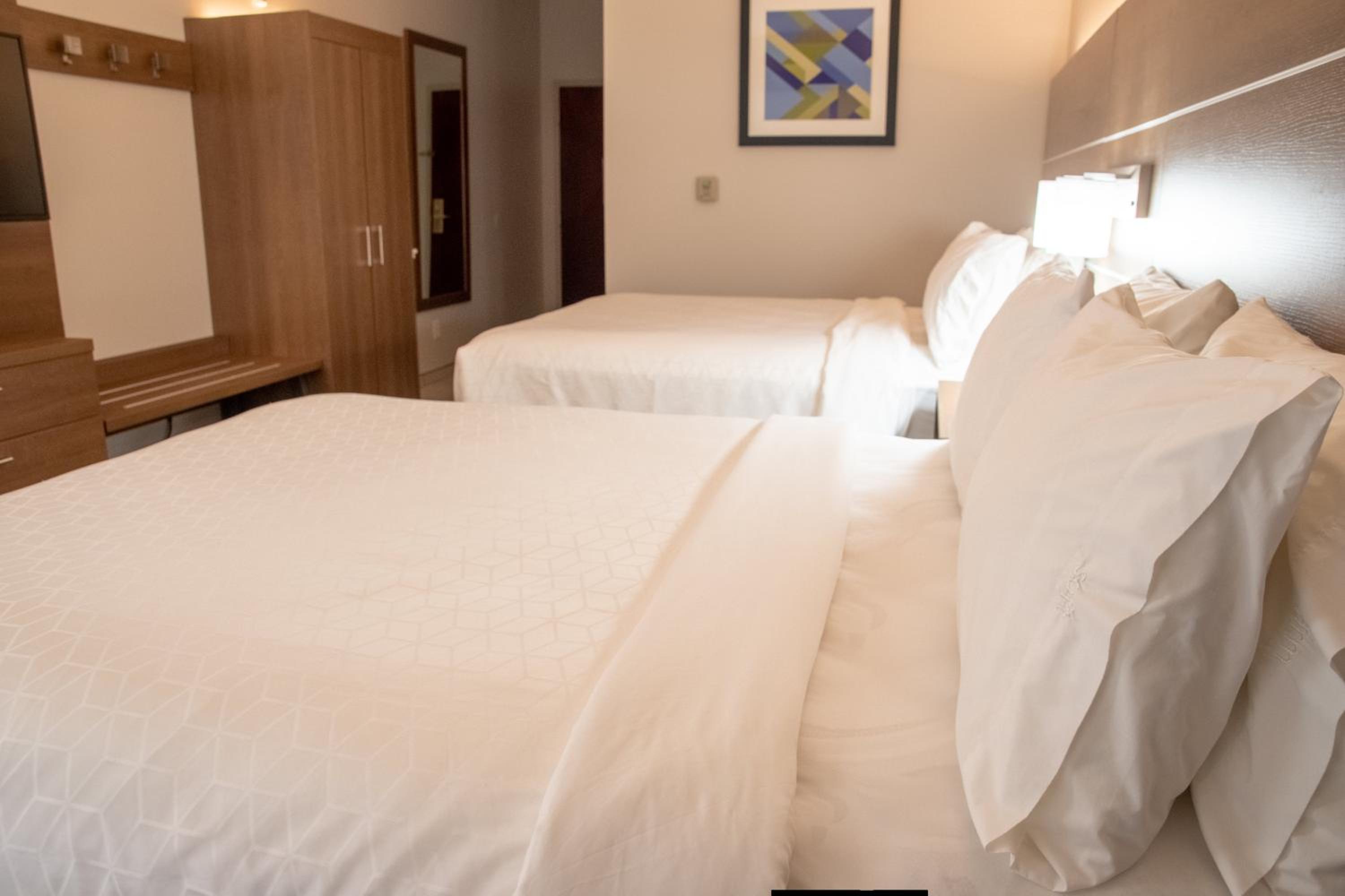 Standard Queen Room with Two Queen Beds - Photo 2