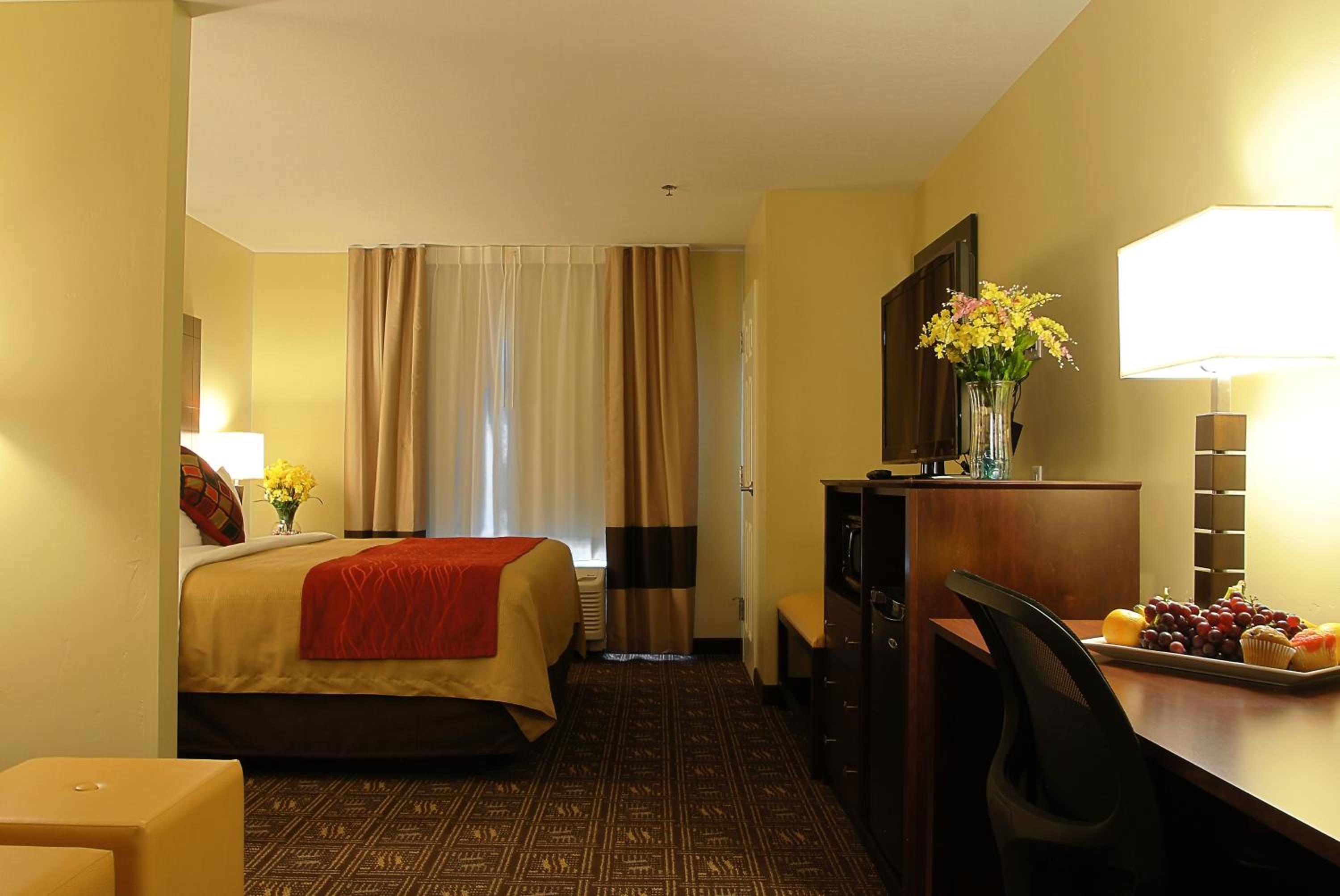King Suite - Non-Smoking - Photo 2