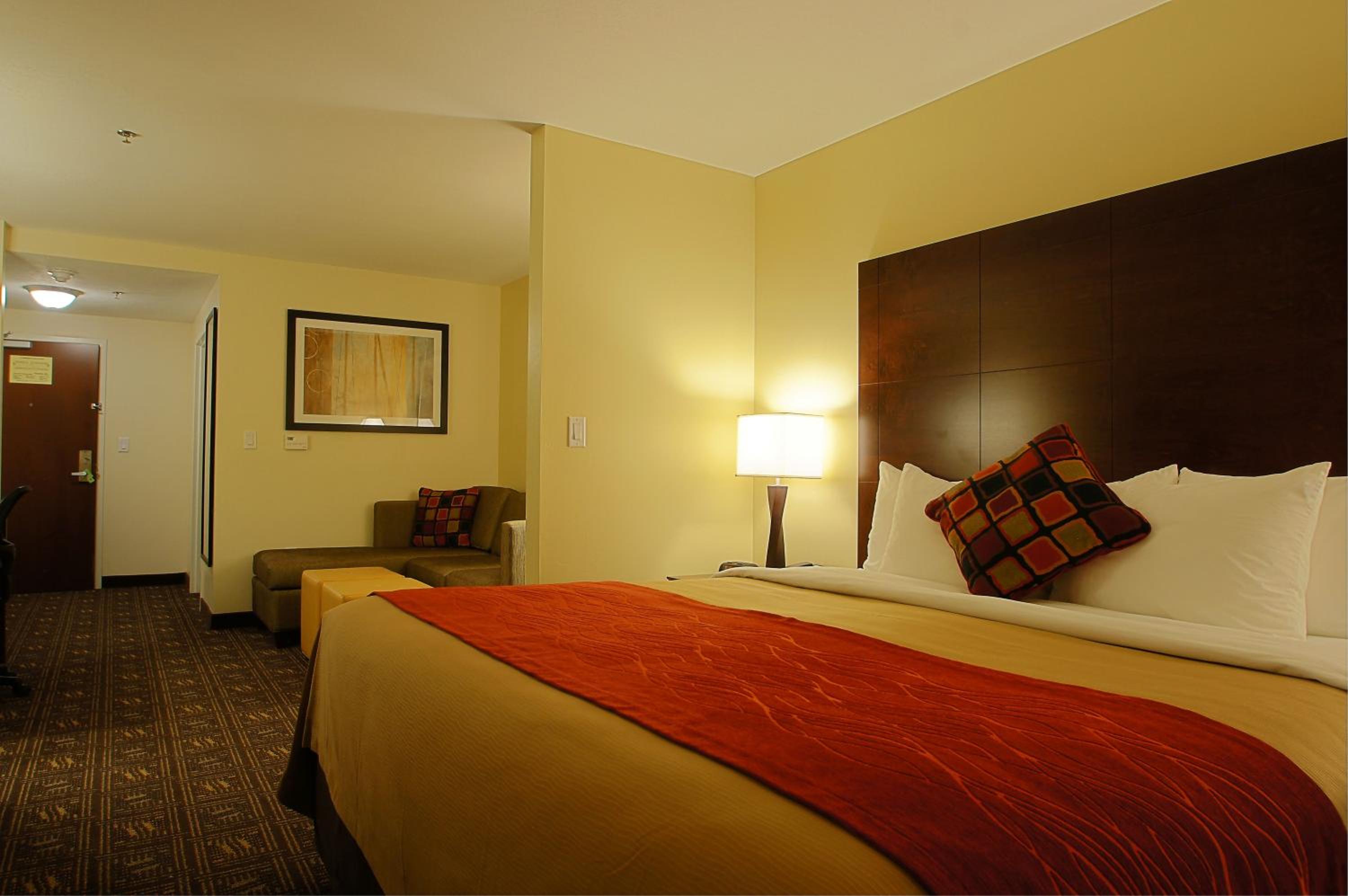 King Suite - Non-Smoking - Photo 5