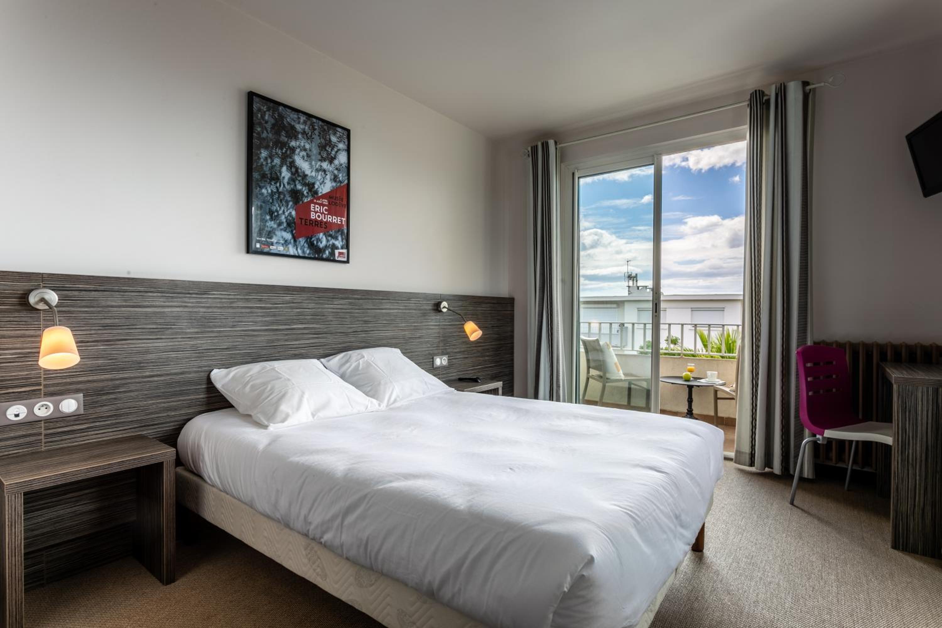 Double Room with Balcony - Photo 4