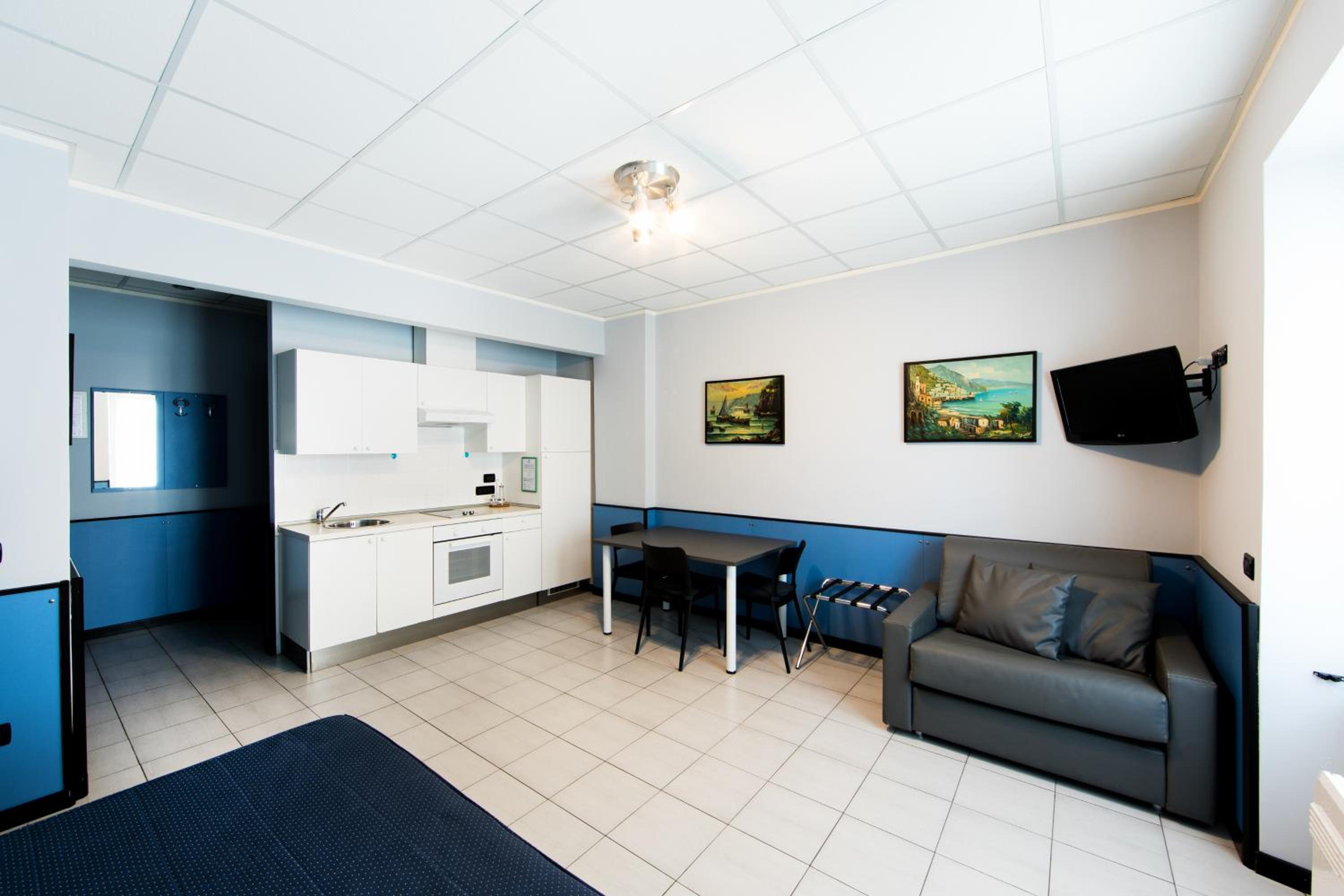Queen Room with Kitchenette - Annex