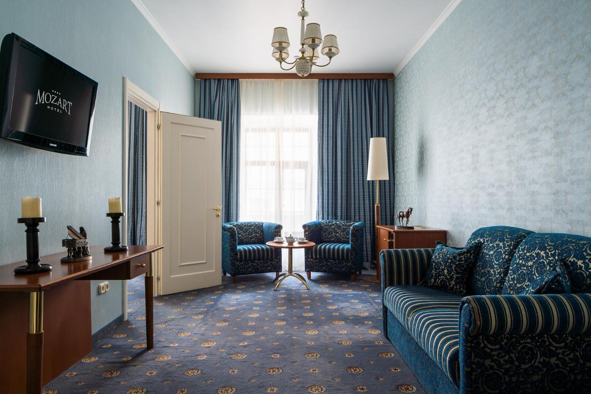 Suite - Photo 1
