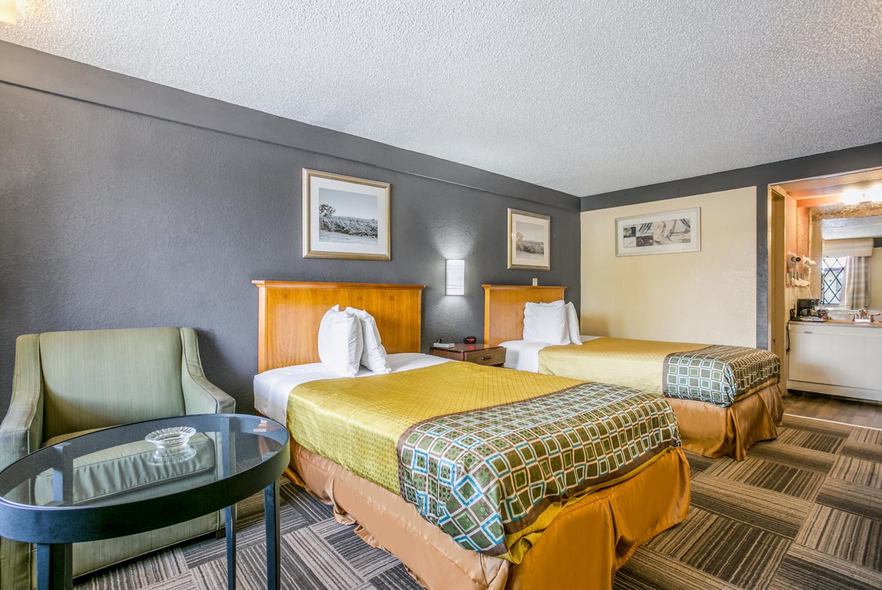 Double Room with Two Double Beds - Smoking - Photo 4