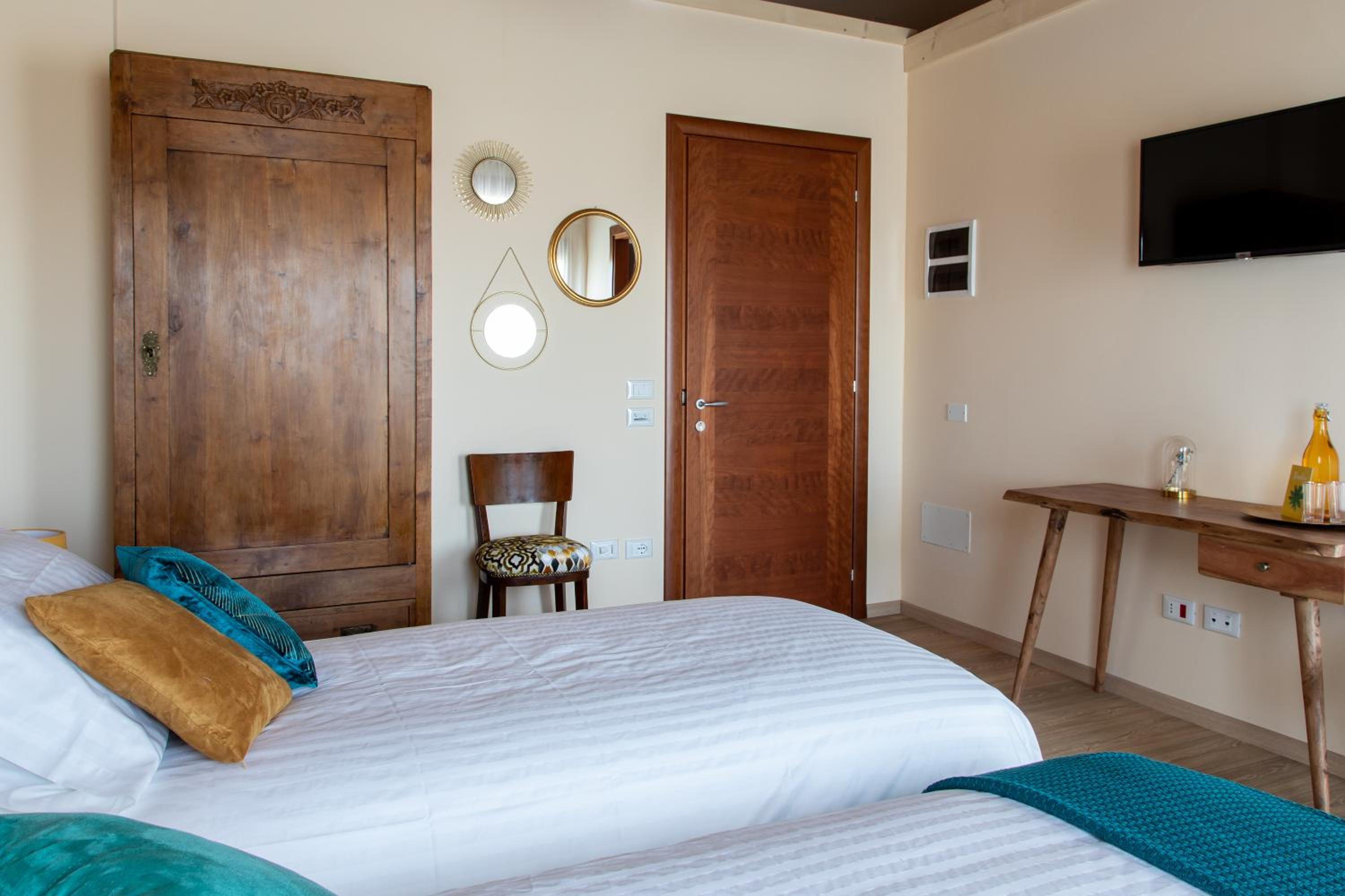 Twin Room with Shower - Photo 4