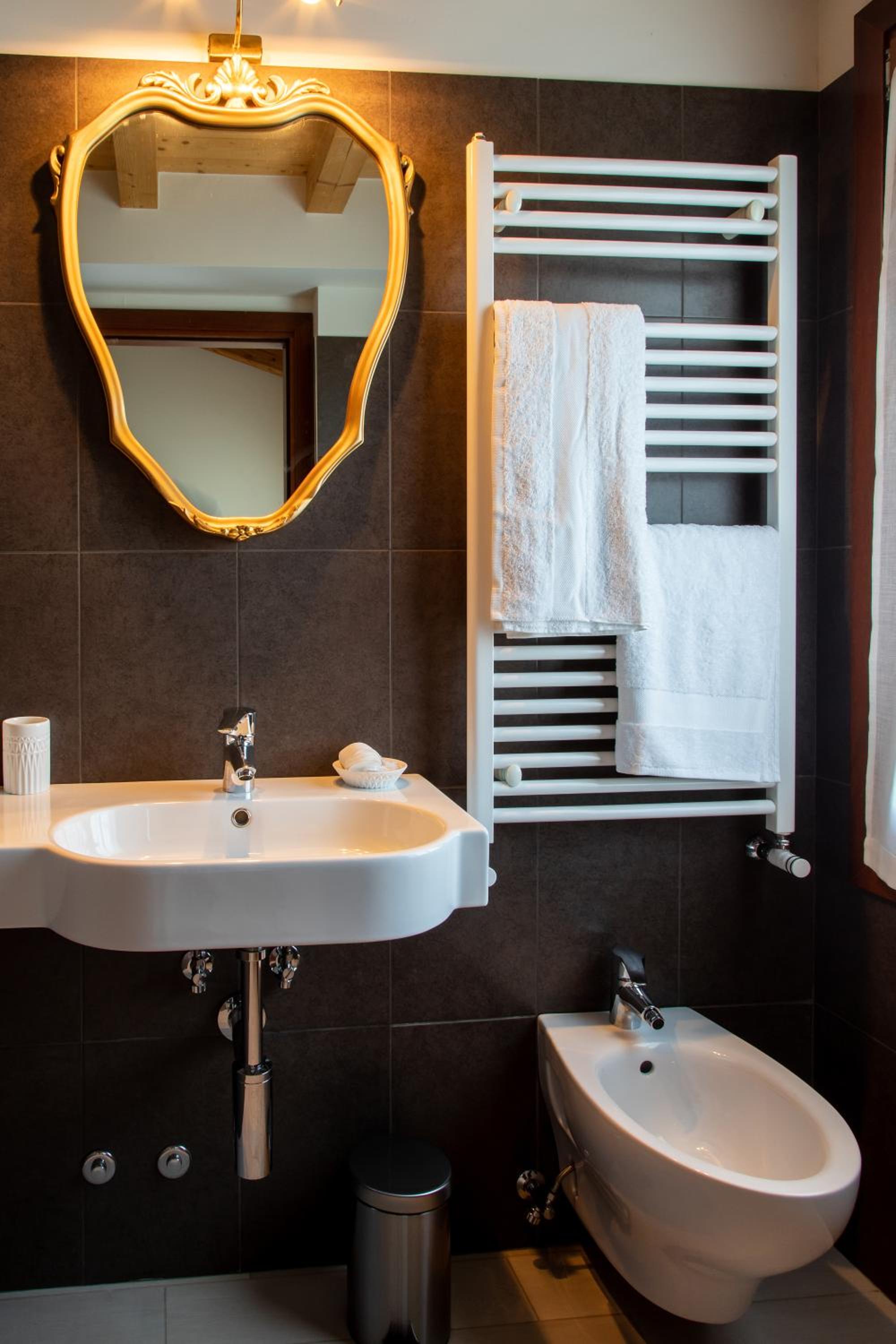 Twin Room with Shower - Photo 5