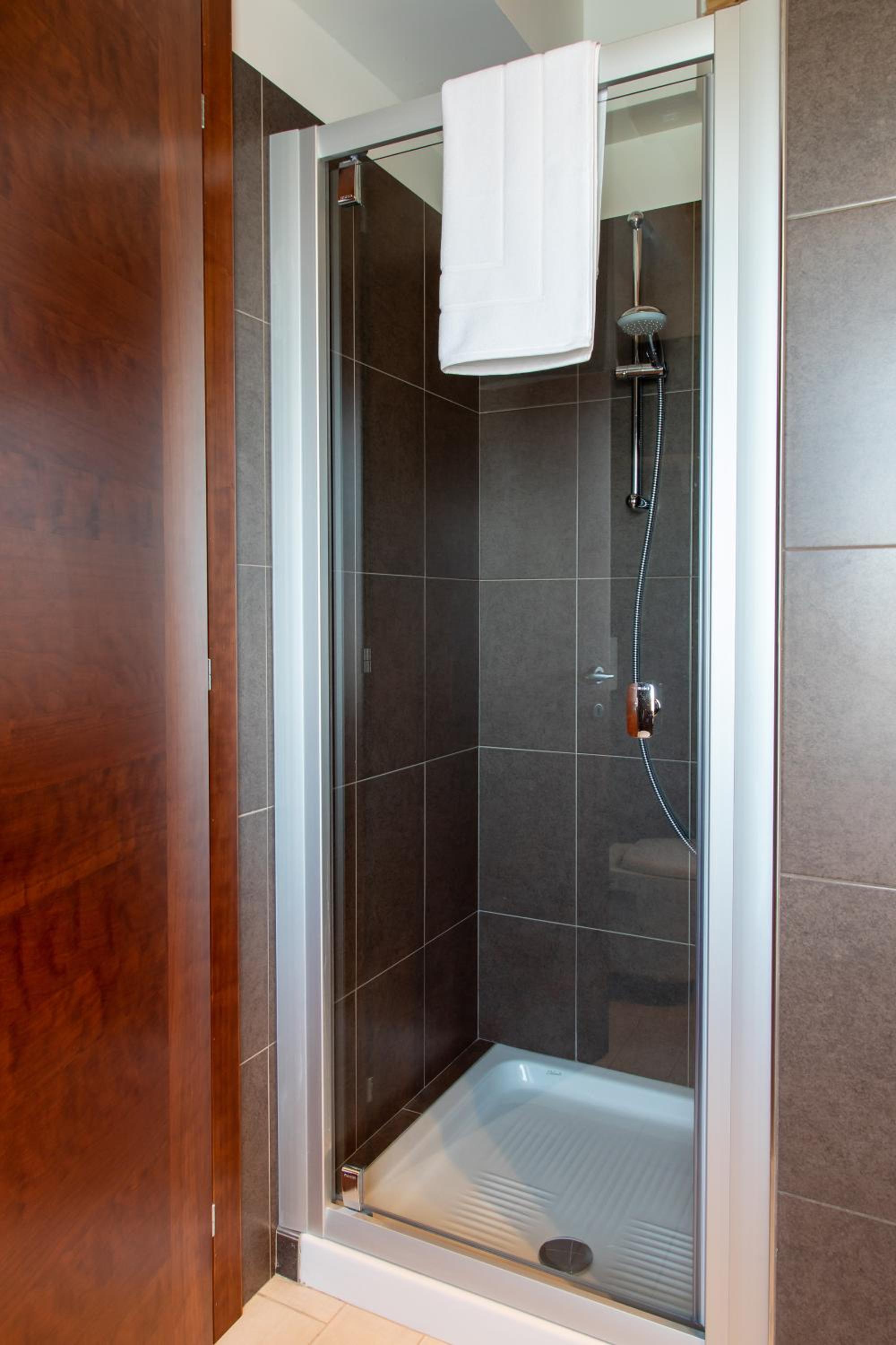 Twin Room with Shower - Photo 6